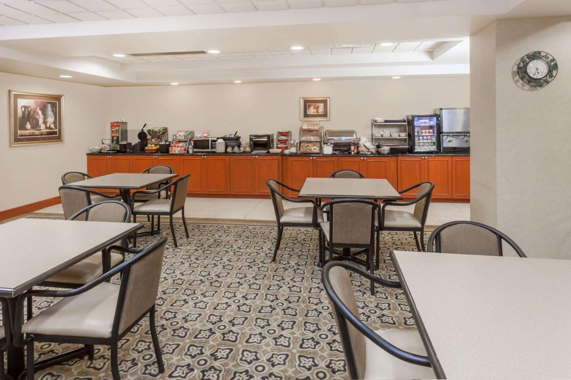 Wingate by Wyndham Peoria - Complimentary Area Shuttle photo 40