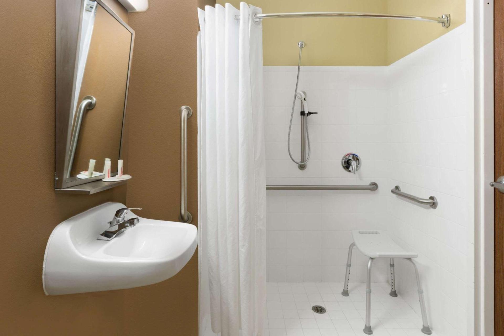 Microtel Inn & Suites by Wyndham Ozark photo 34