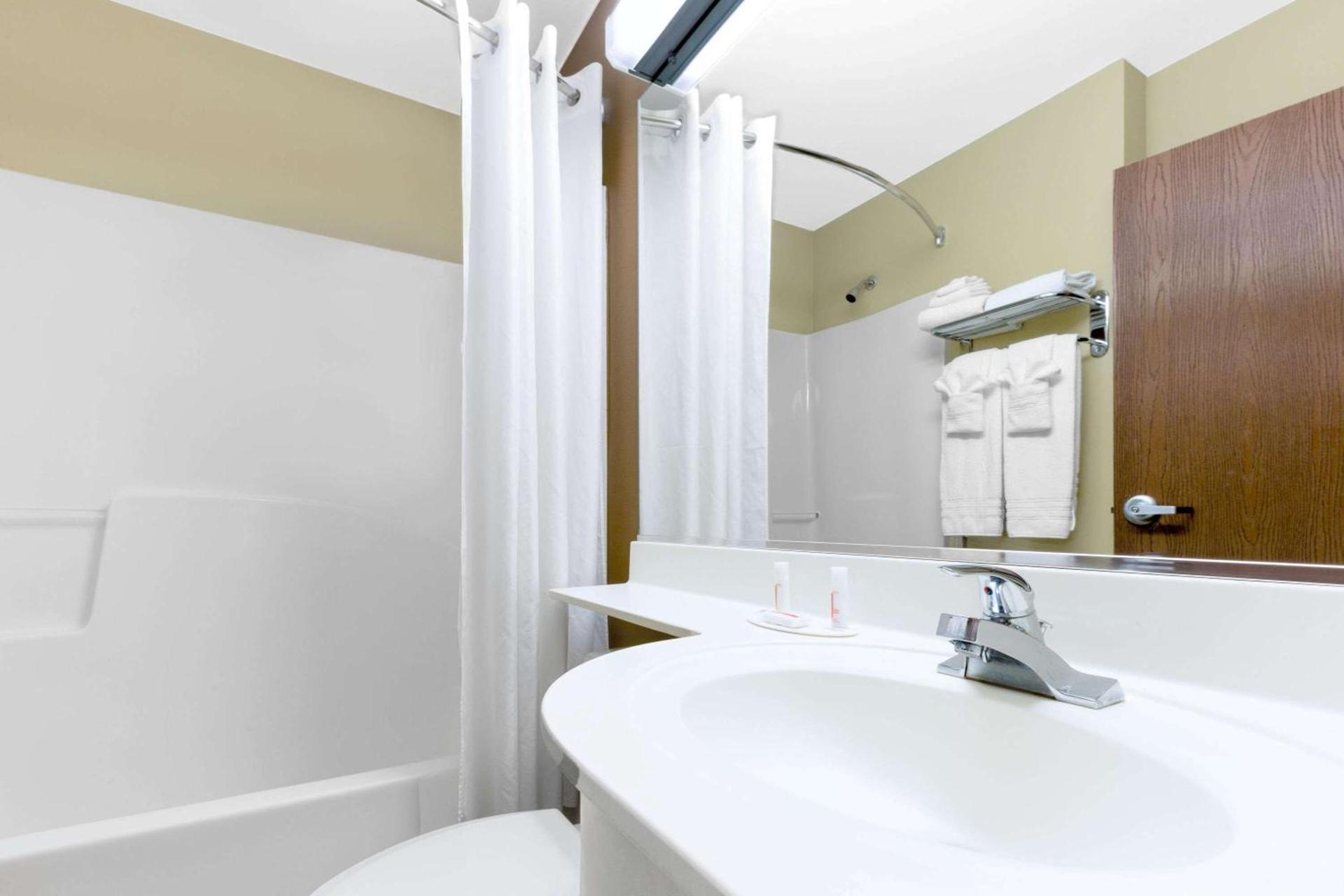 Microtel Inn & Suites by Wyndham Ozark photo 38