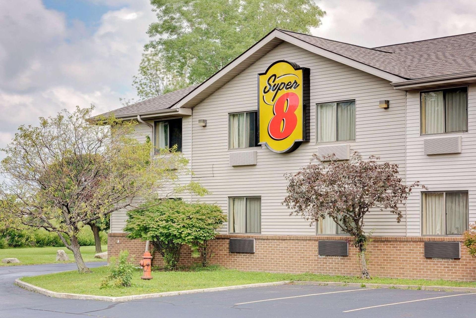 Super 8 by Wyndham Mentor/Cleveland Area photo 2