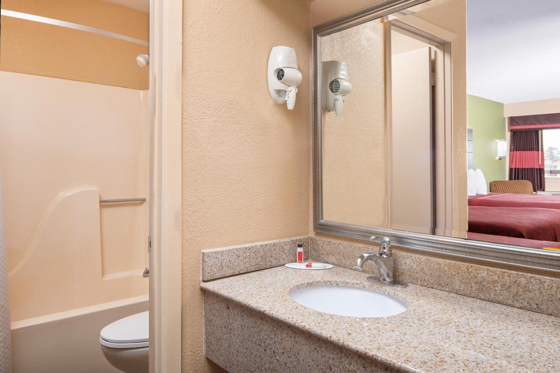 Days Inn by Wyndham Tupelo photo 28