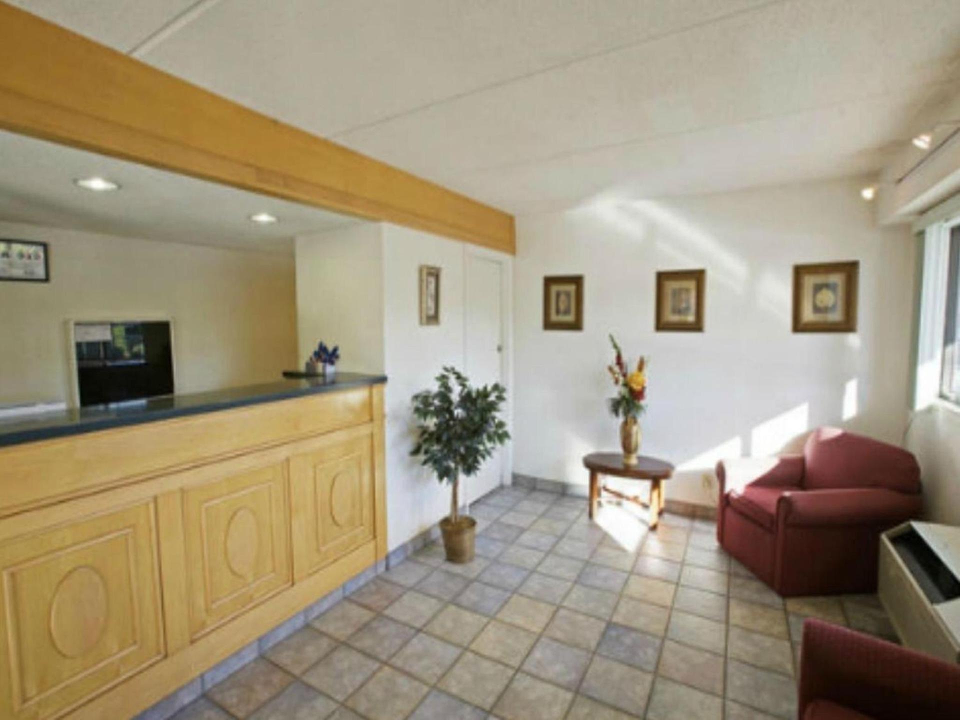 Days Inn by Wyndham Charlotte University photo 8