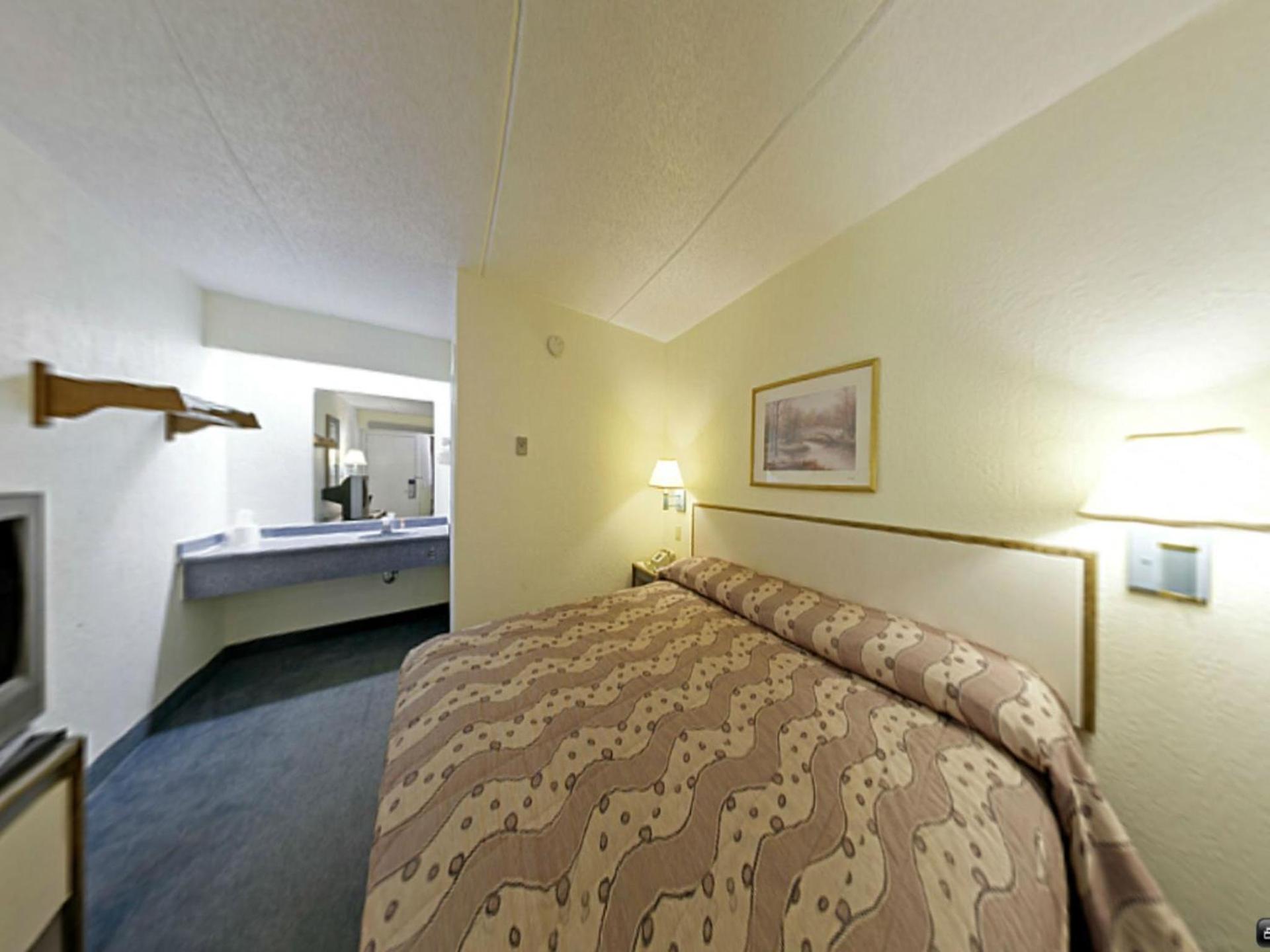 Days Inn by Wyndham Charlotte University photo 11