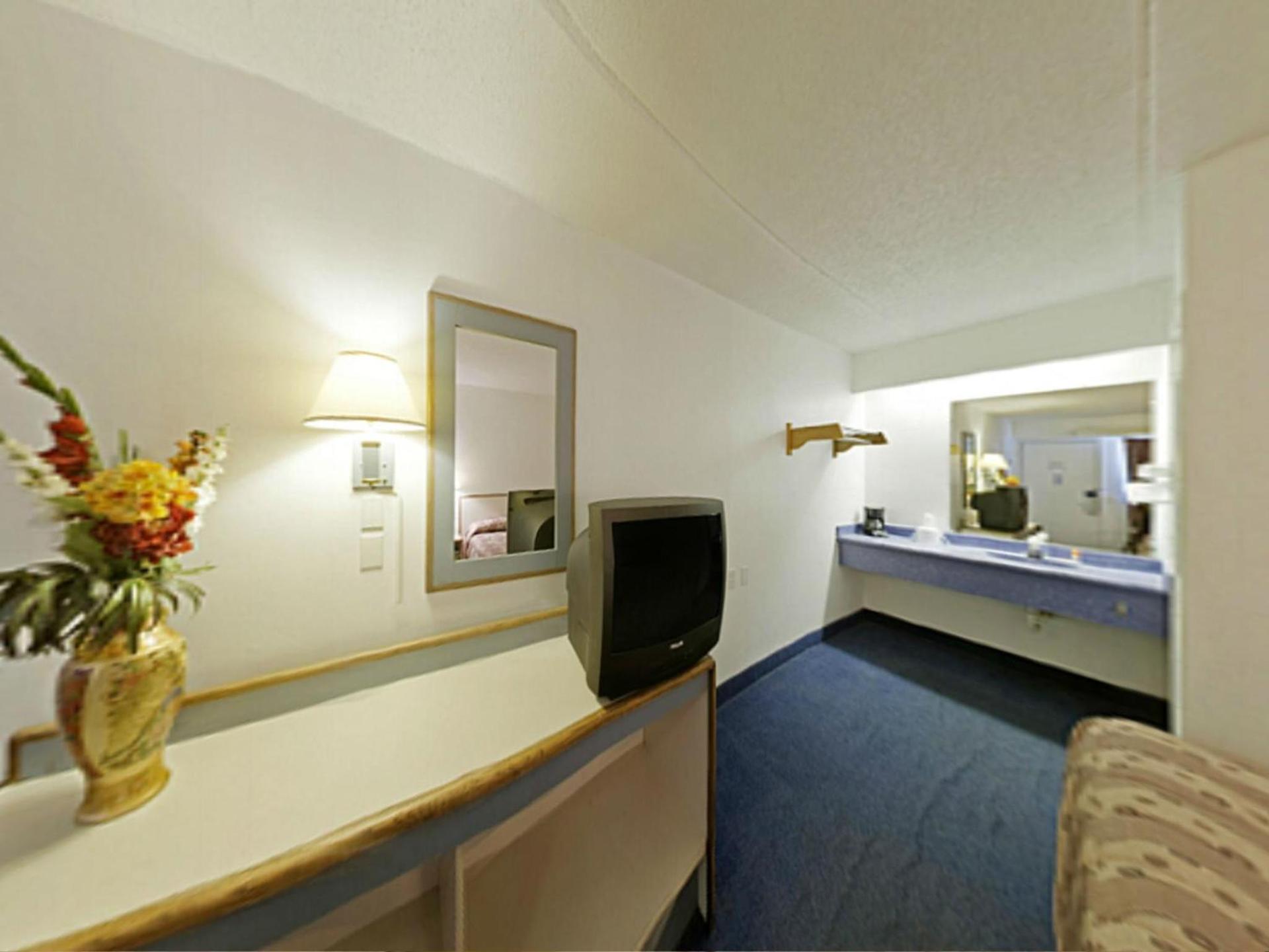 Days Inn by Wyndham Charlotte University photo 10