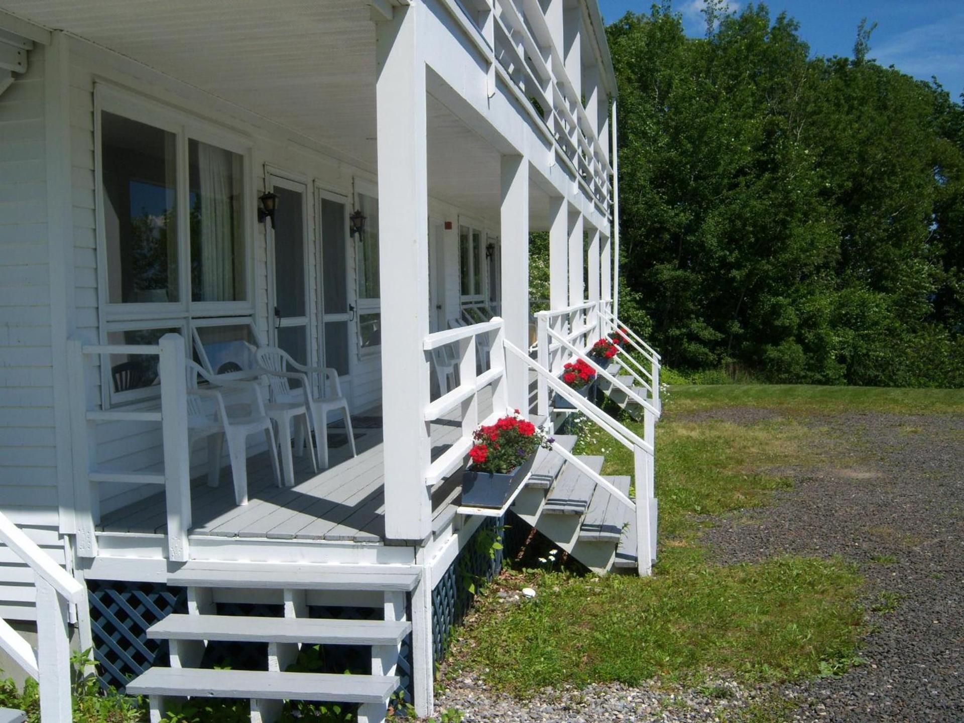 High Tide Inn on the Ocean, Motel and Cottages photo 46