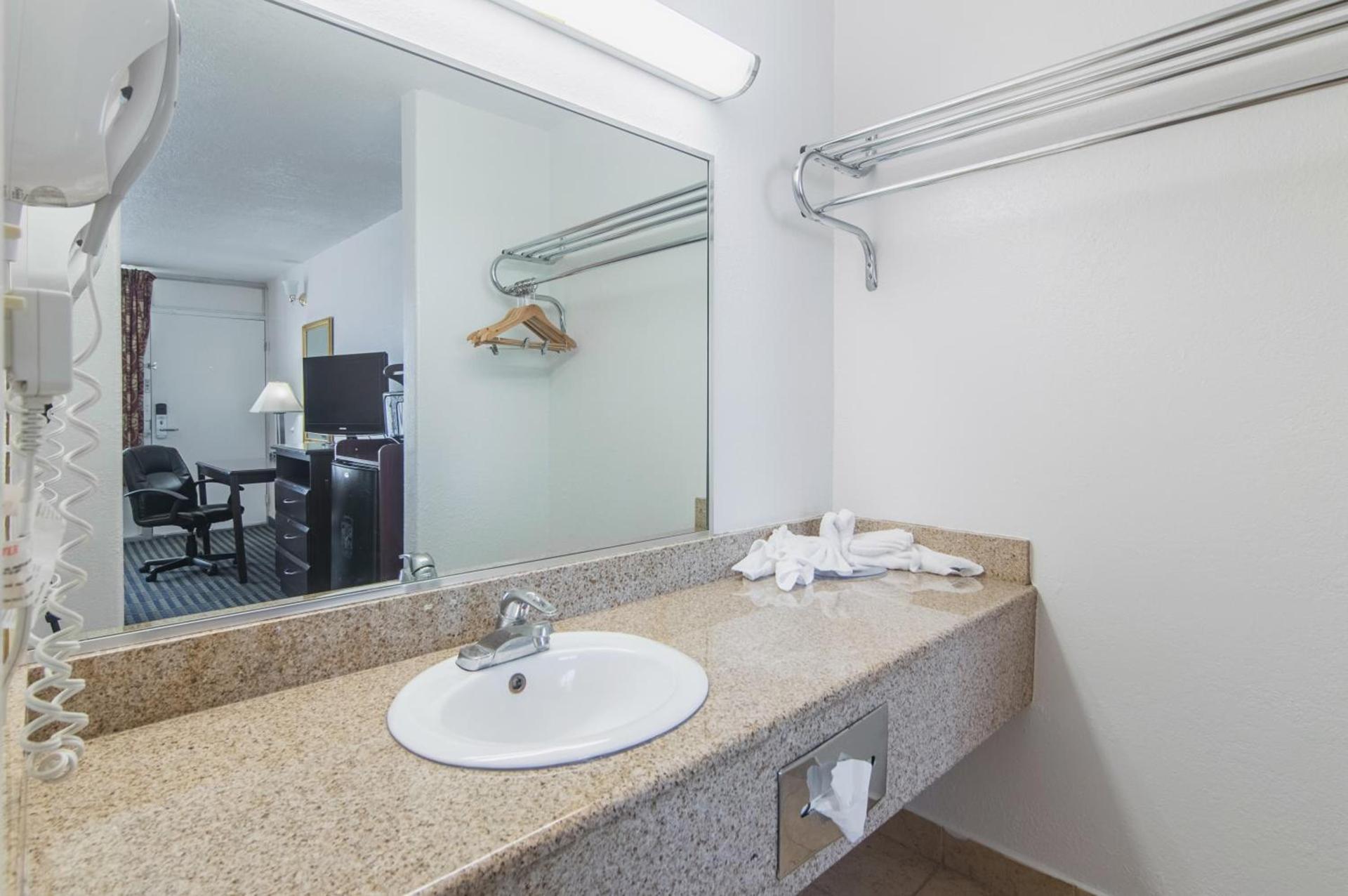 Motel 6-Liberal, KS photo 32