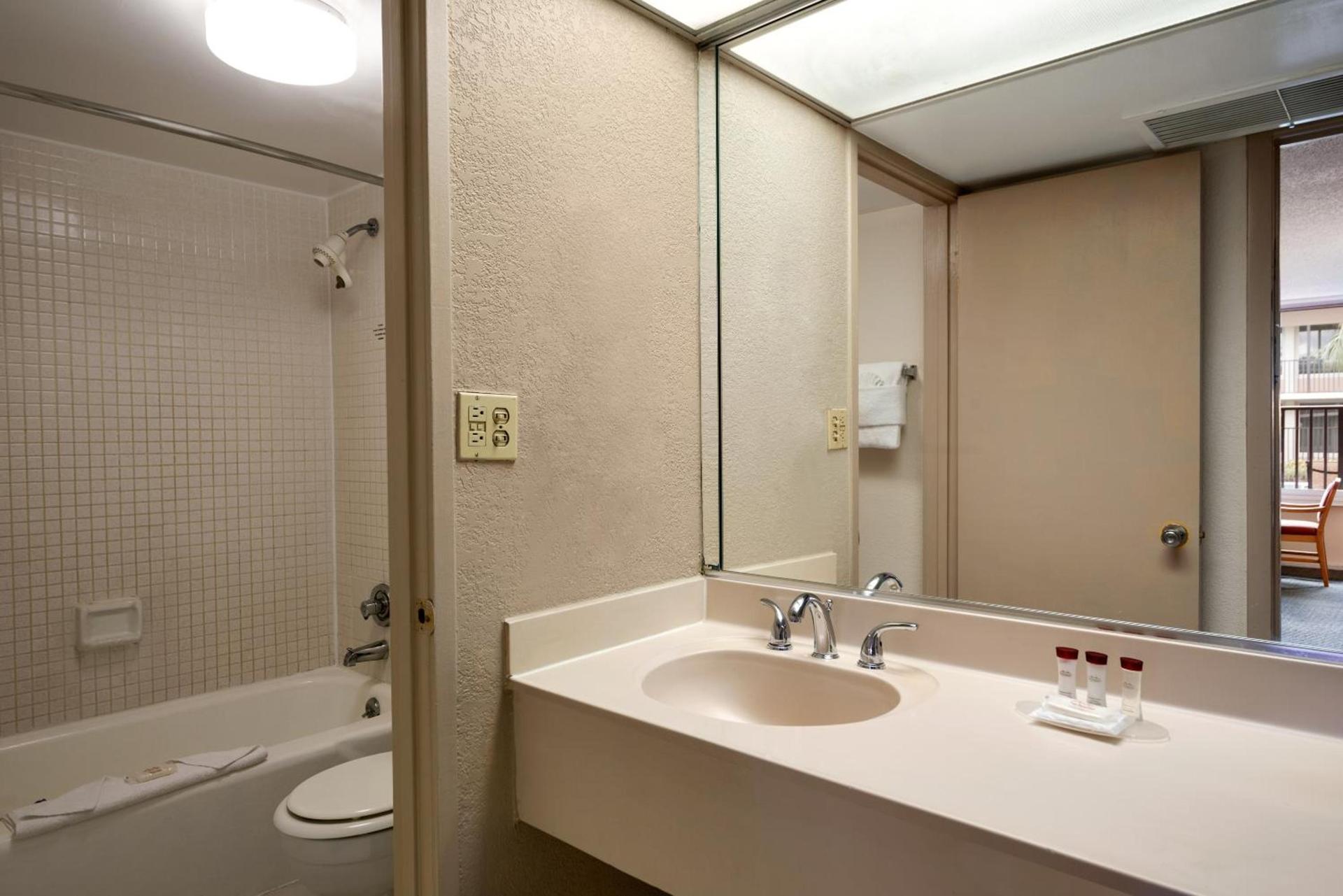 Ramada by Wyndham Kissimmee Gateway - Free Theme Park Shuttle photo 78
