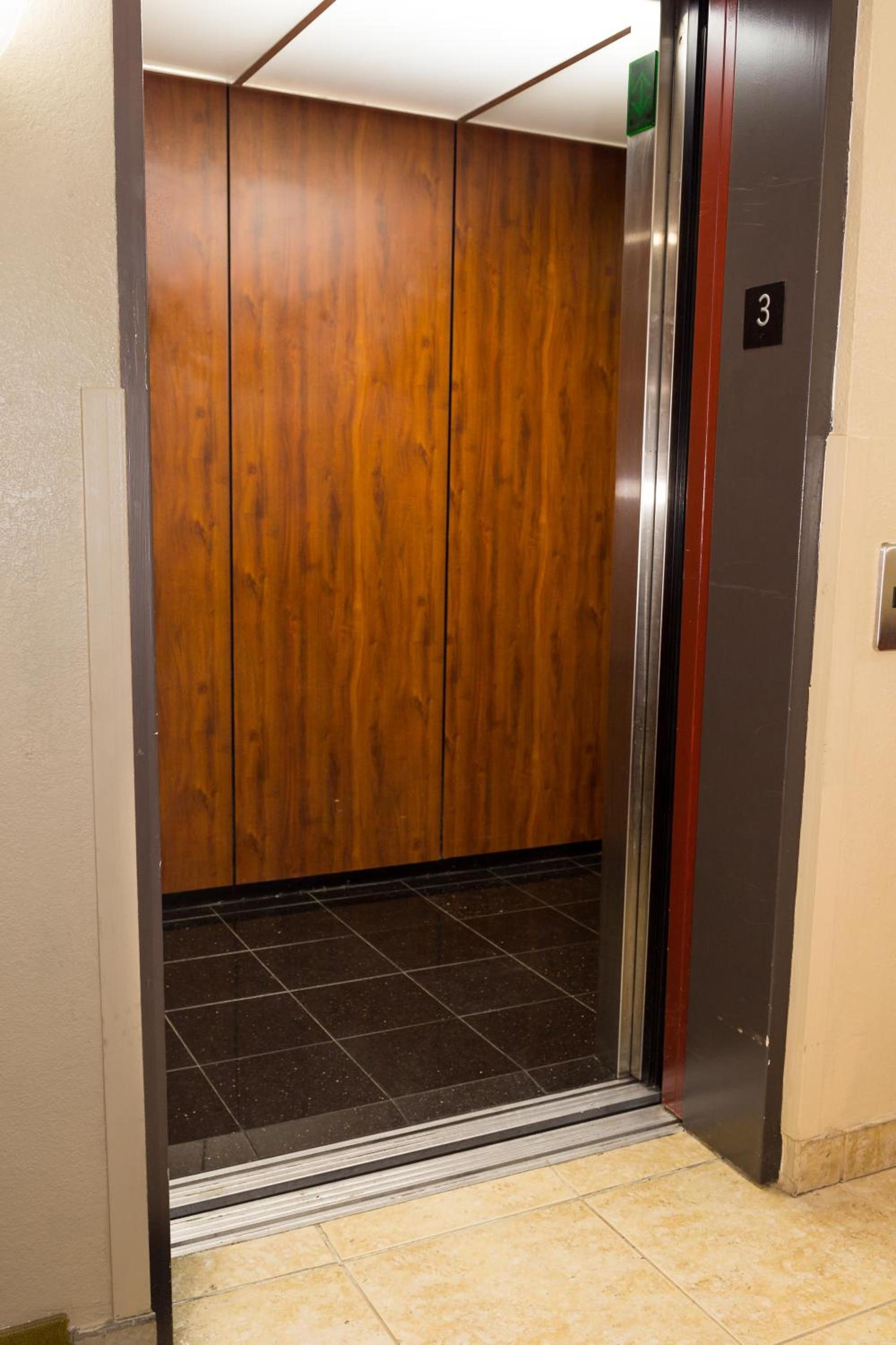 Red Lion Inn & Suites IAH Airport East photo 15