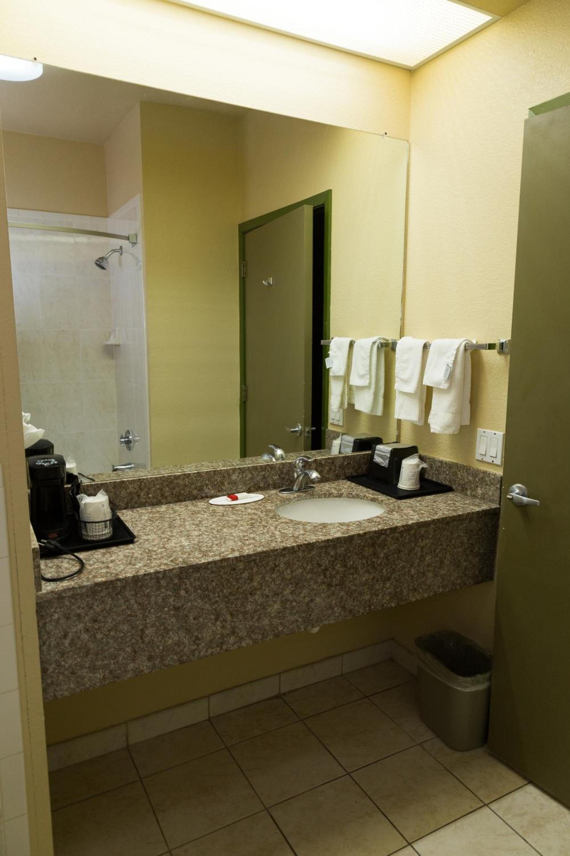 Red Lion Inn & Suites IAH Airport East photo 12
