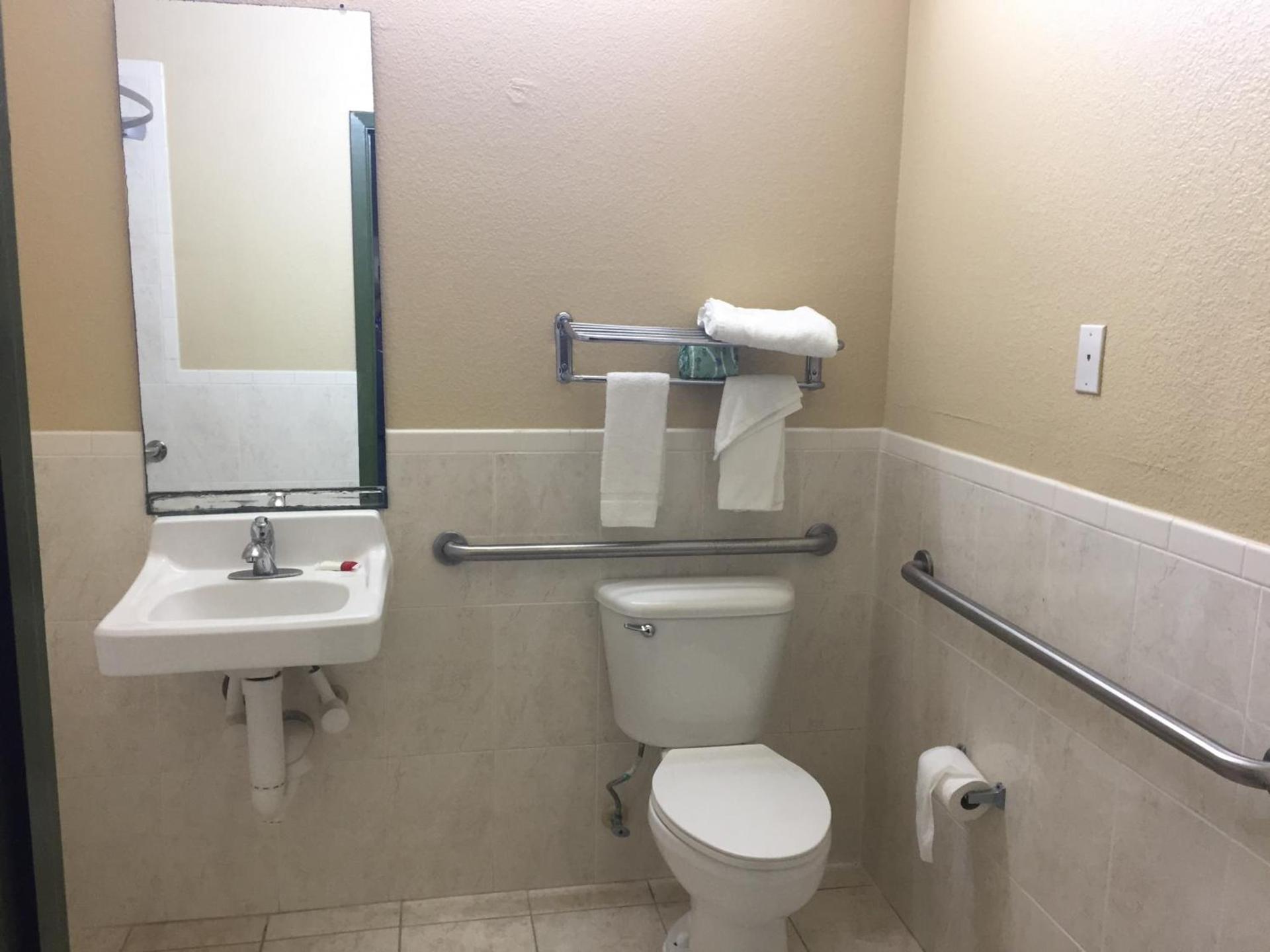 Red Lion Inn & Suites IAH Airport East photo 8