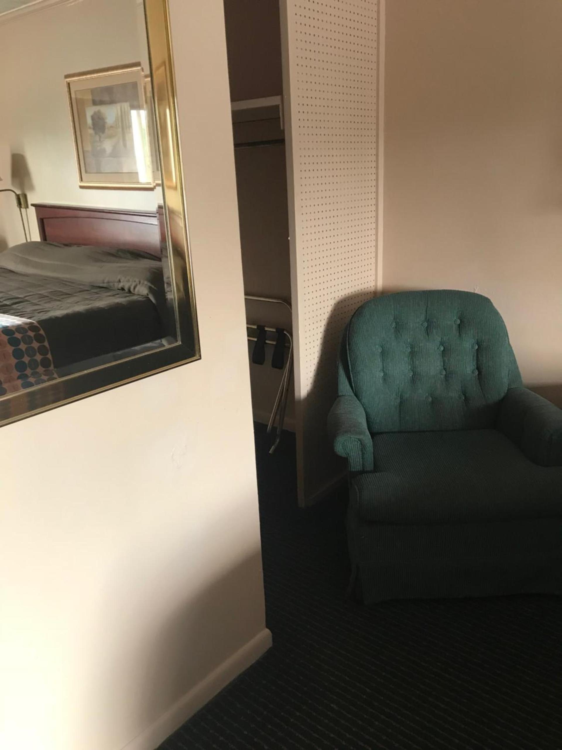 Redwood Inn photo 12