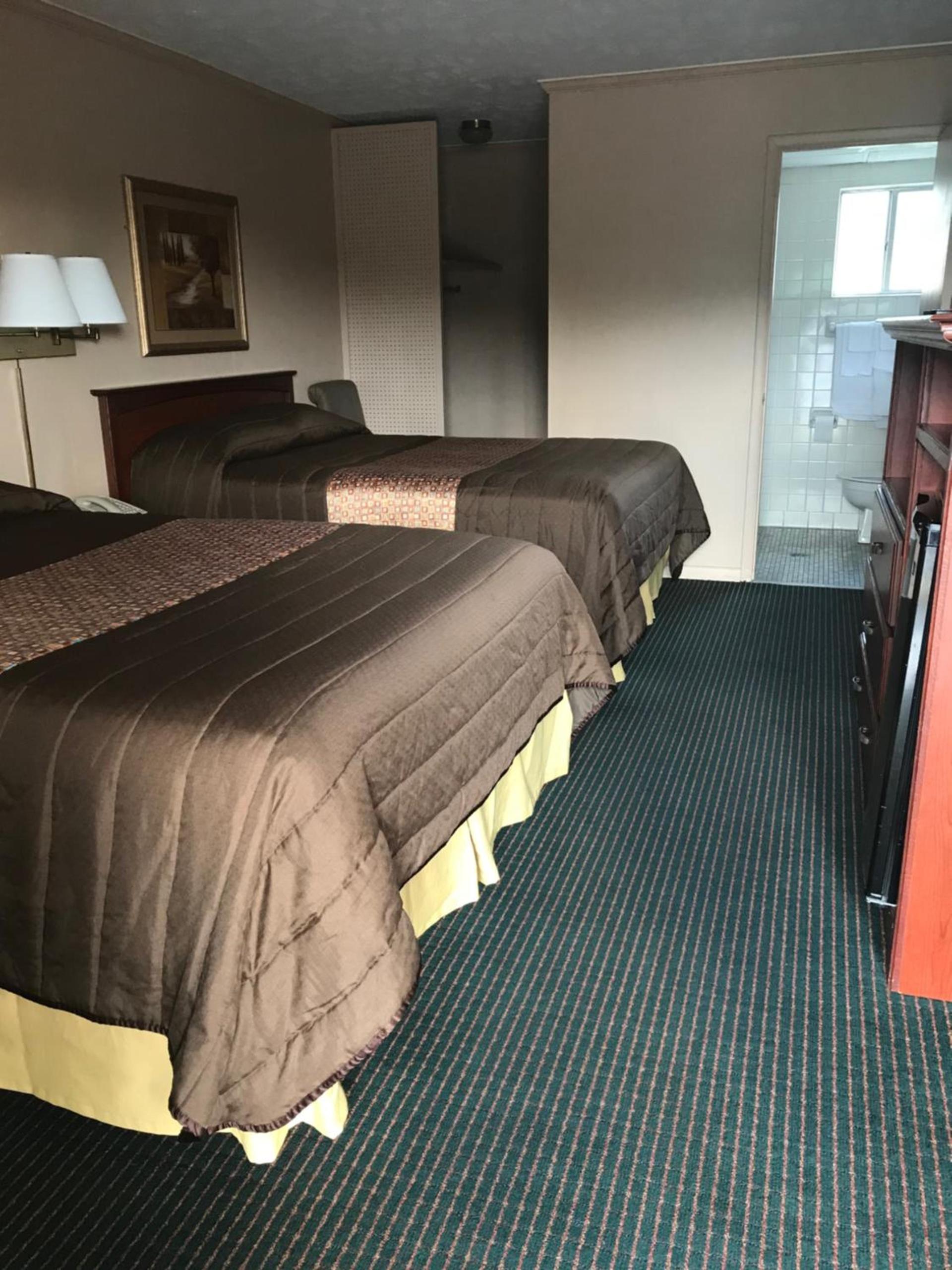 Redwood Inn photo 10