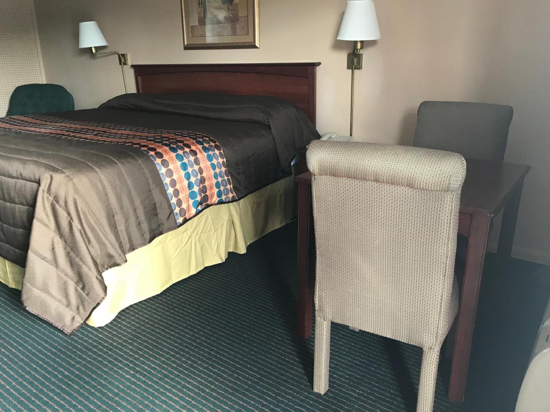 Redwood Inn photo 8