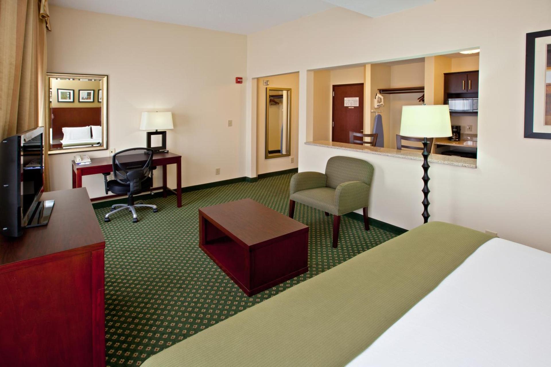 Holiday Inn Express & Suites Indianapolis - East by IHG photo 5