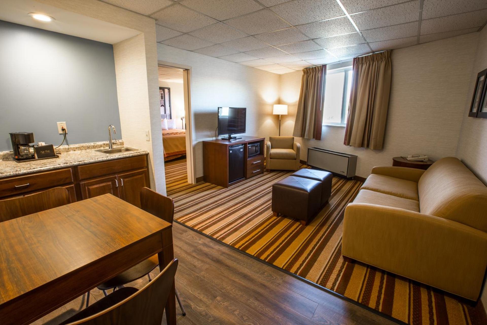 Super 8 by Wyndham State College photo 17