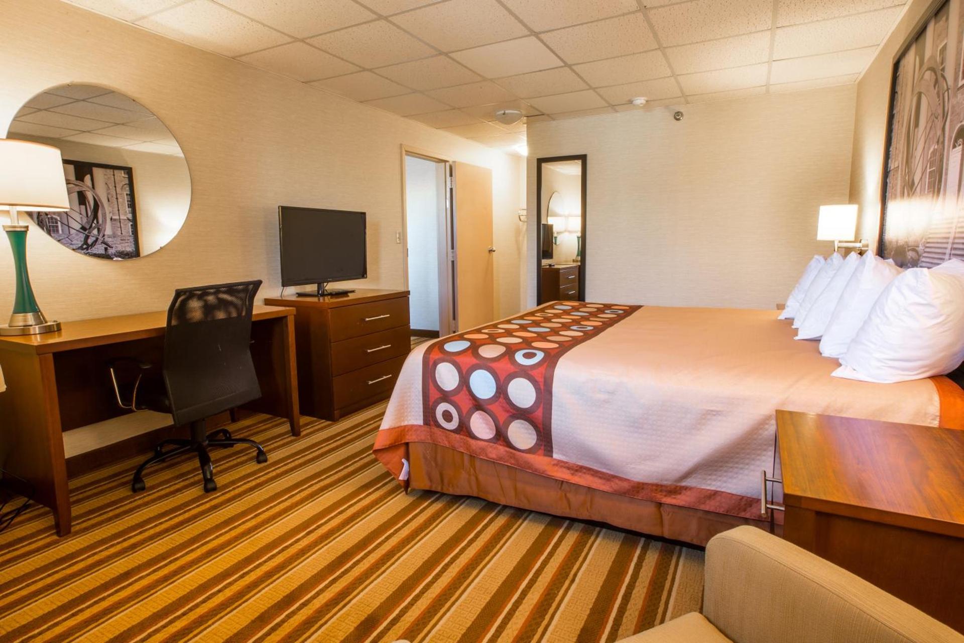 Super 8 by Wyndham State College photo 16