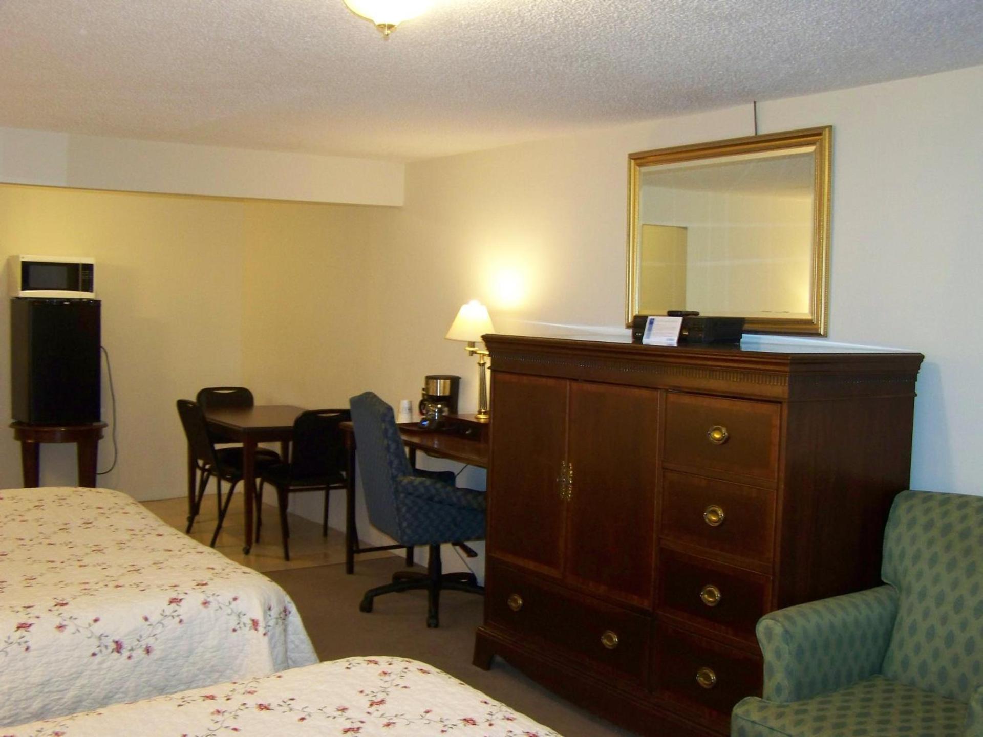 Golden Knight Inn and Suites photo 40