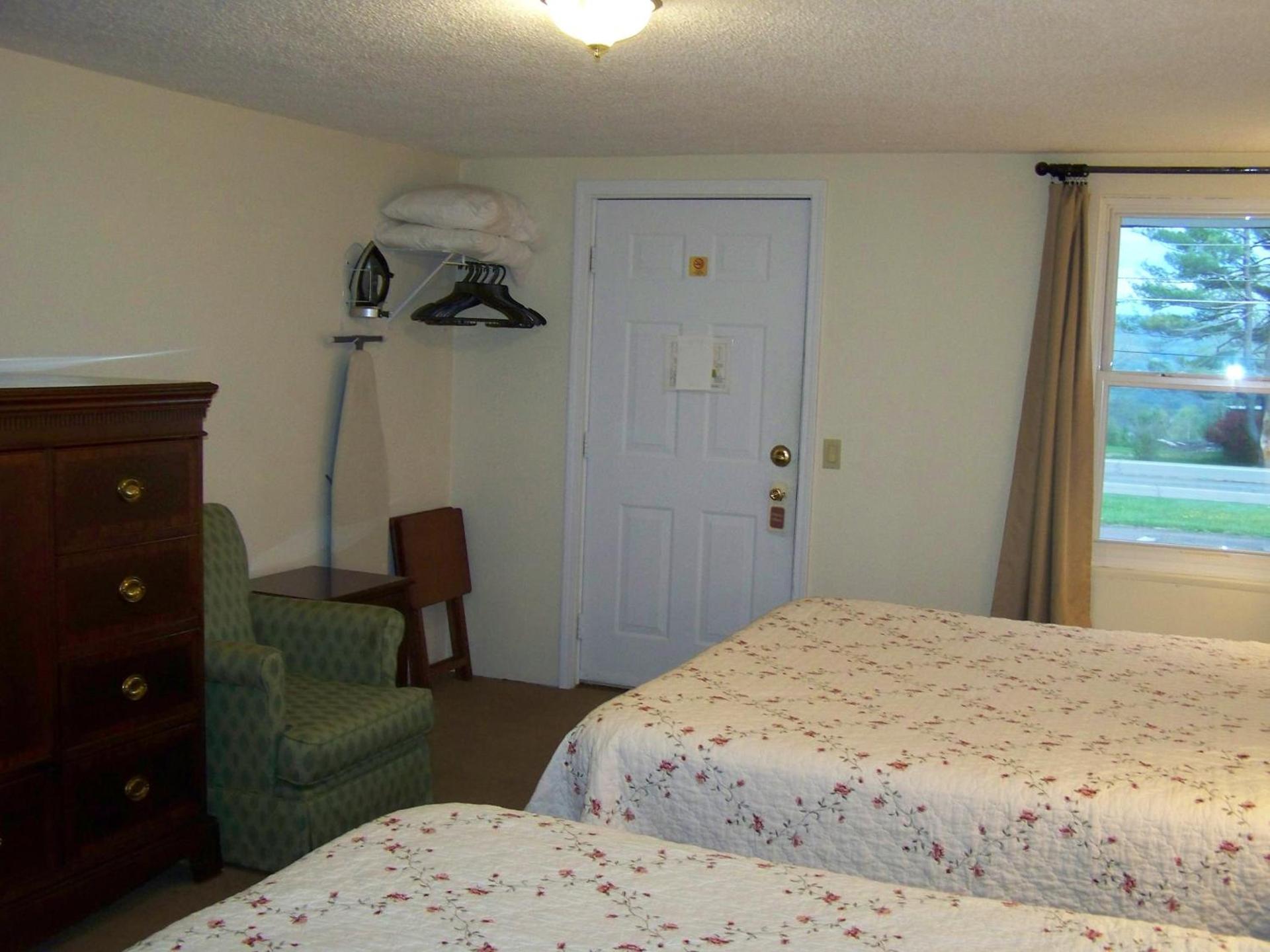 Golden Knight Inn and Suites photo 42