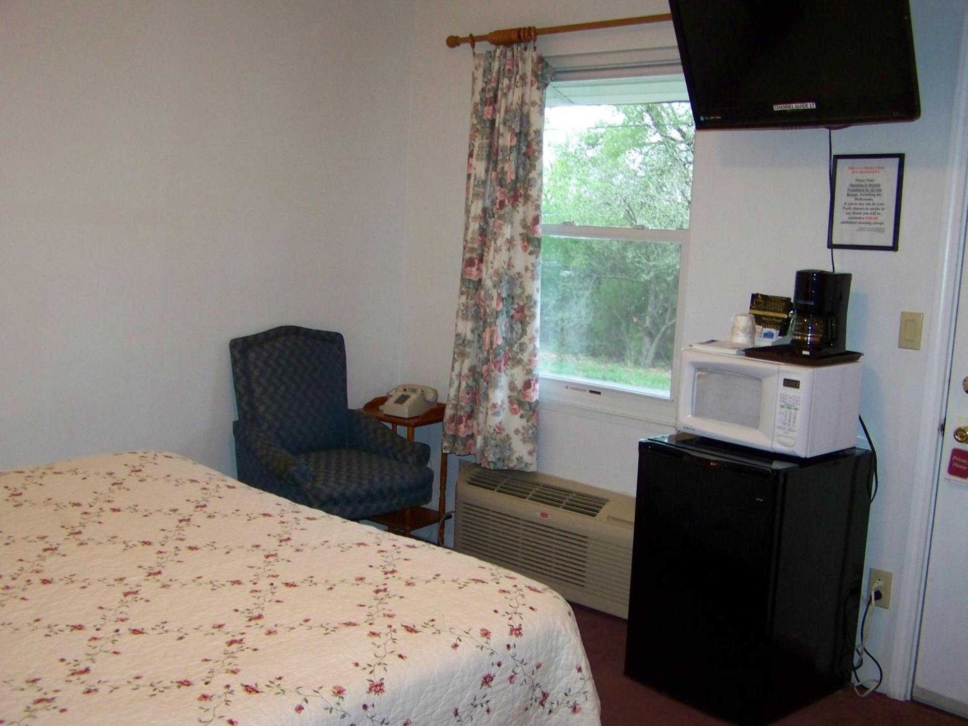 Golden Knight Inn and Suites photo 34