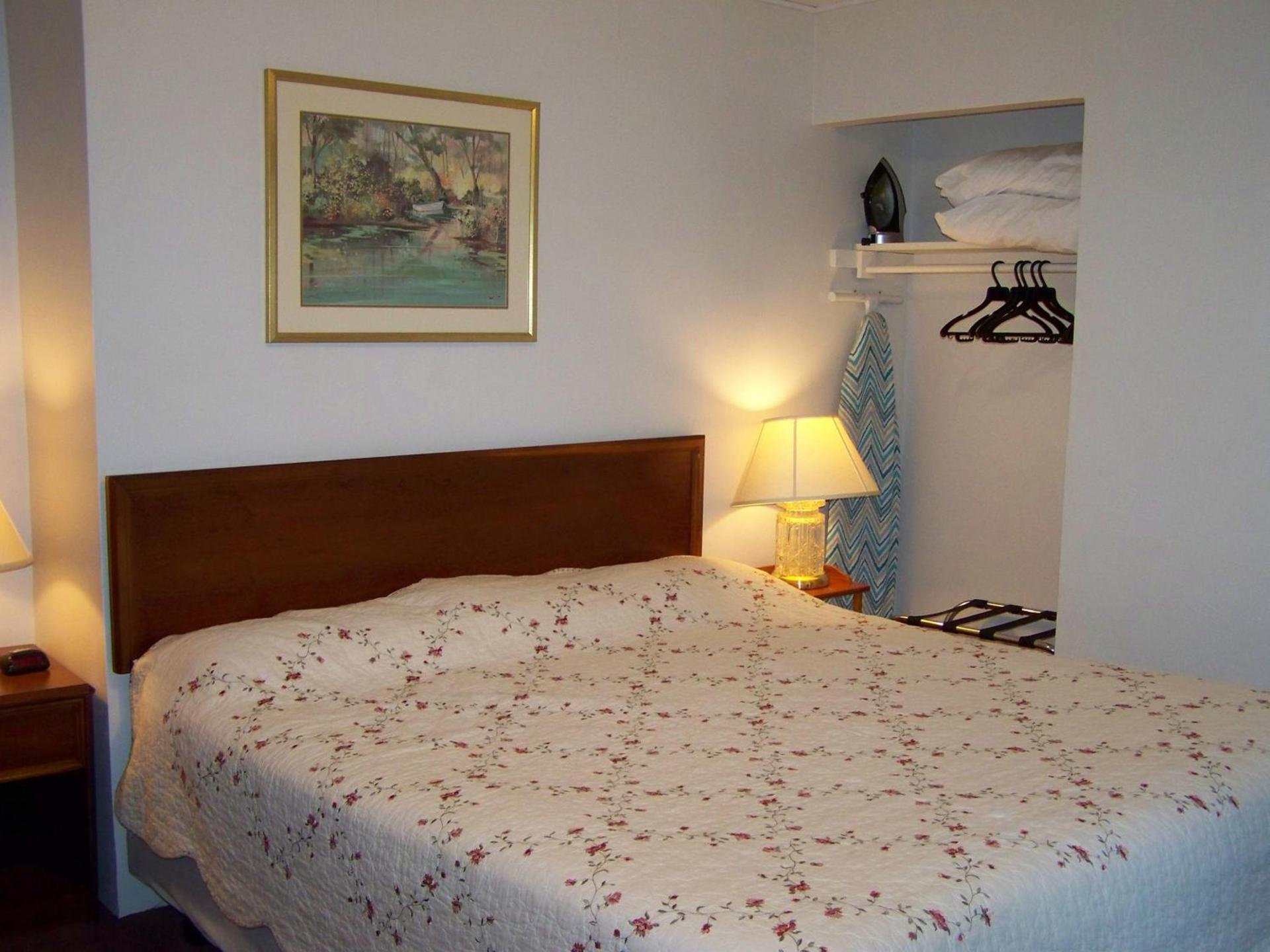 Golden Knight Inn and Suites photo 39