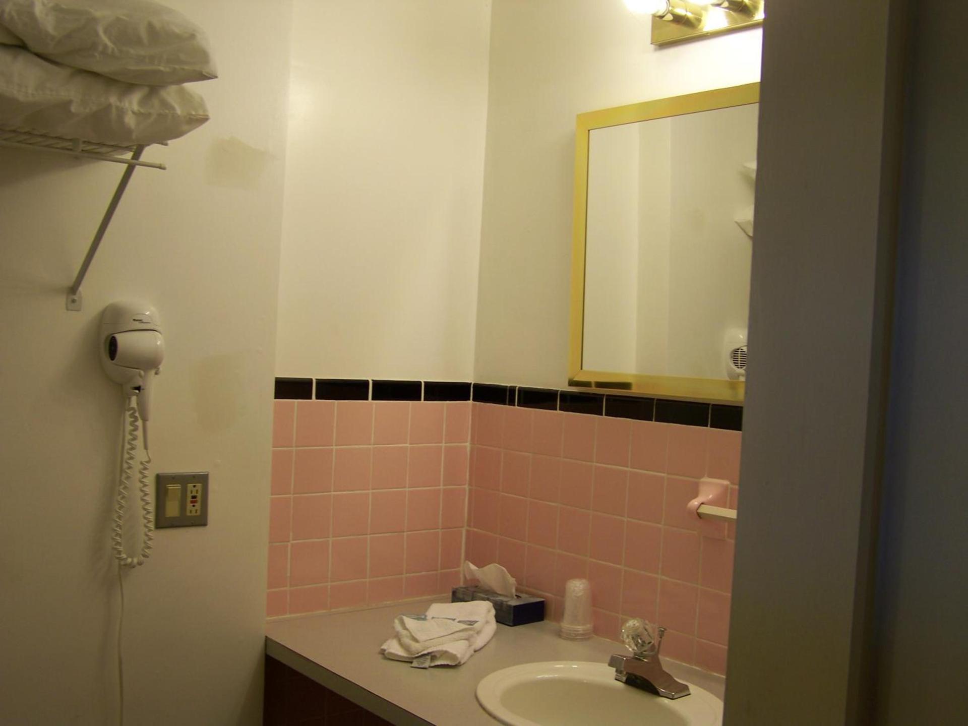 Golden Knight Inn and Suites photo 28