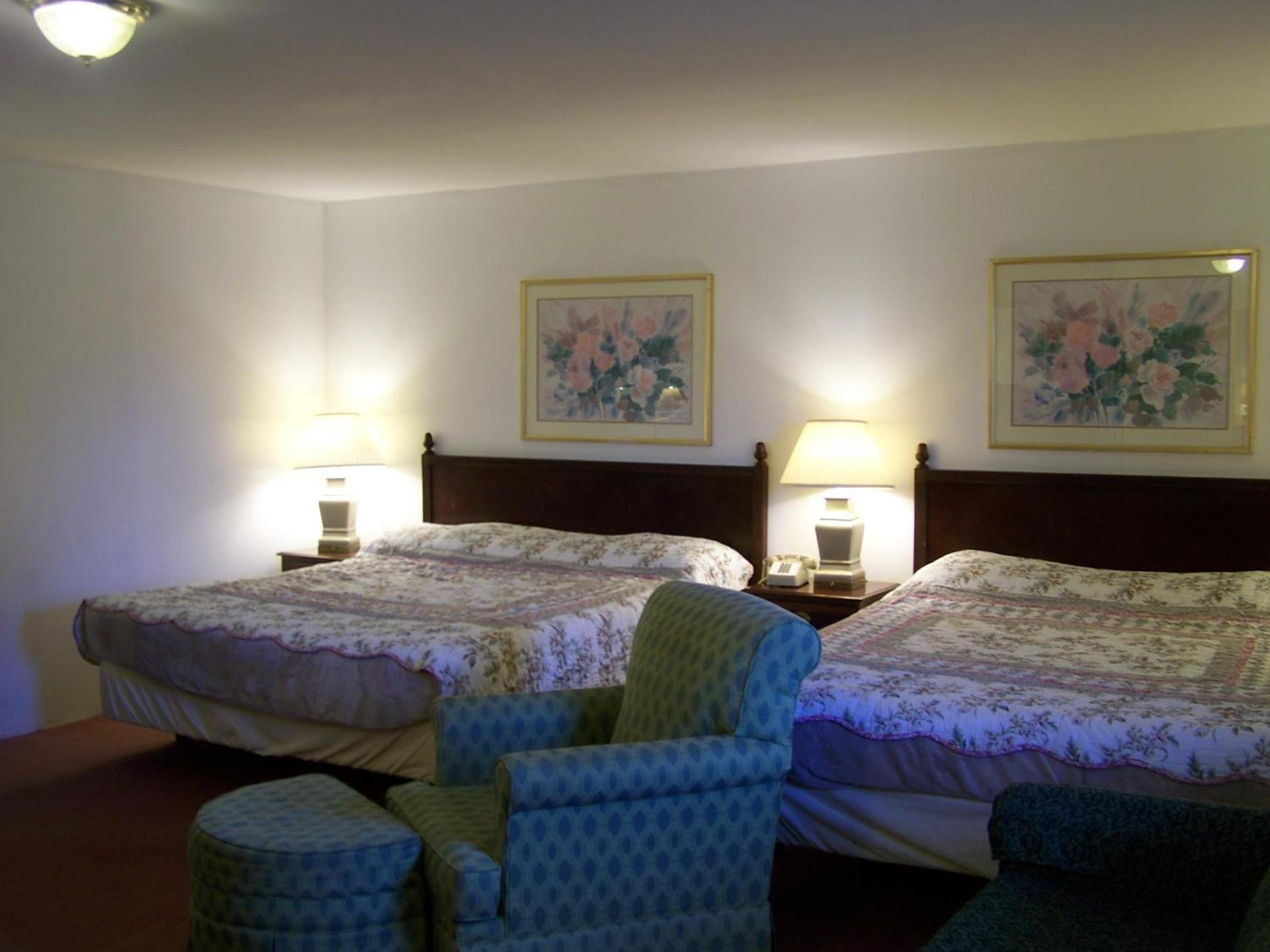 Golden Knight Inn and Suites photo 32