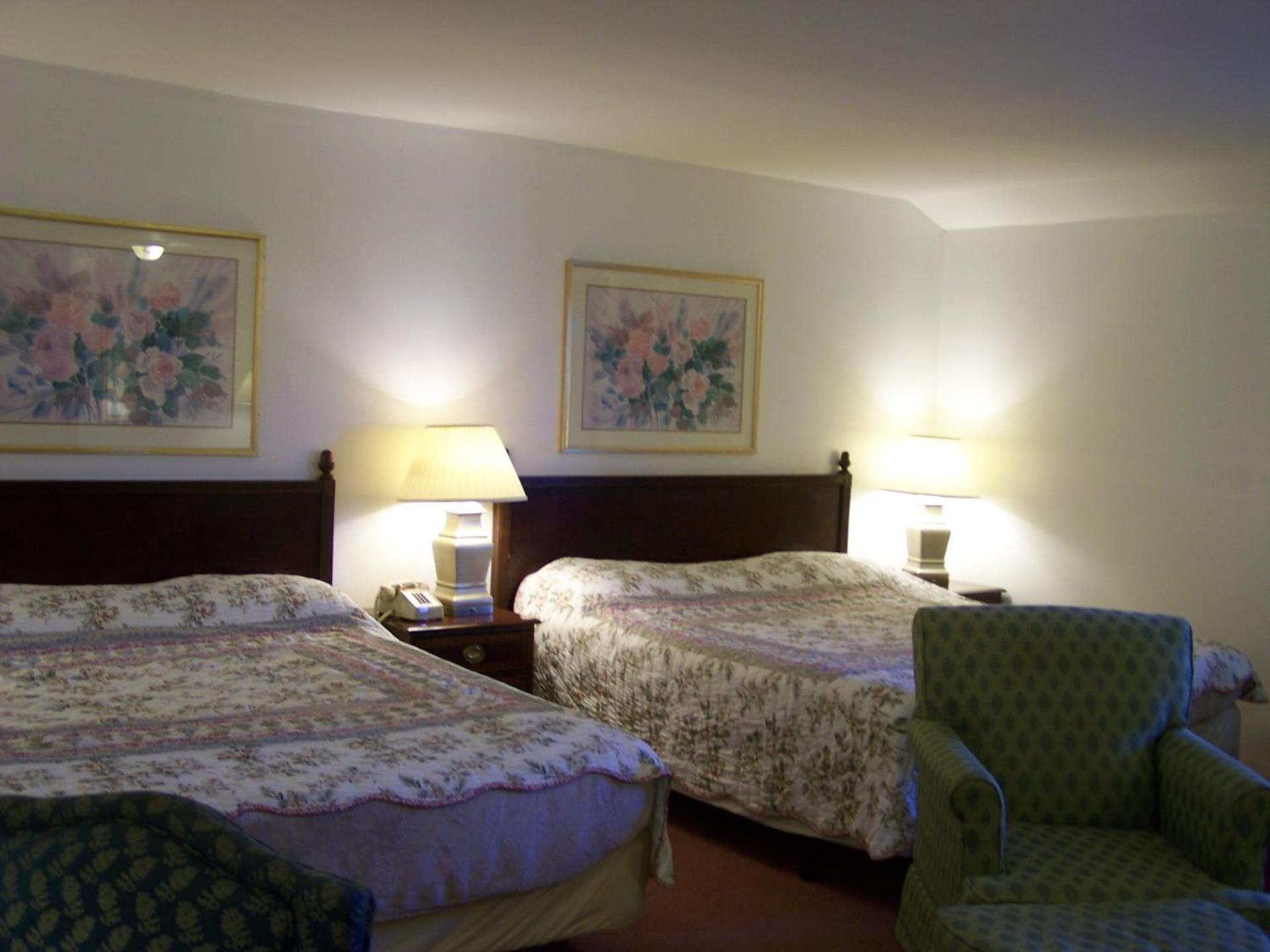 Golden Knight Inn and Suites photo 33
