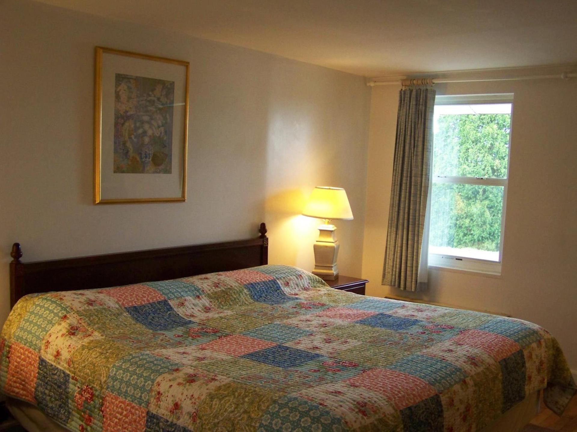 Golden Knight Inn and Suites photo 6