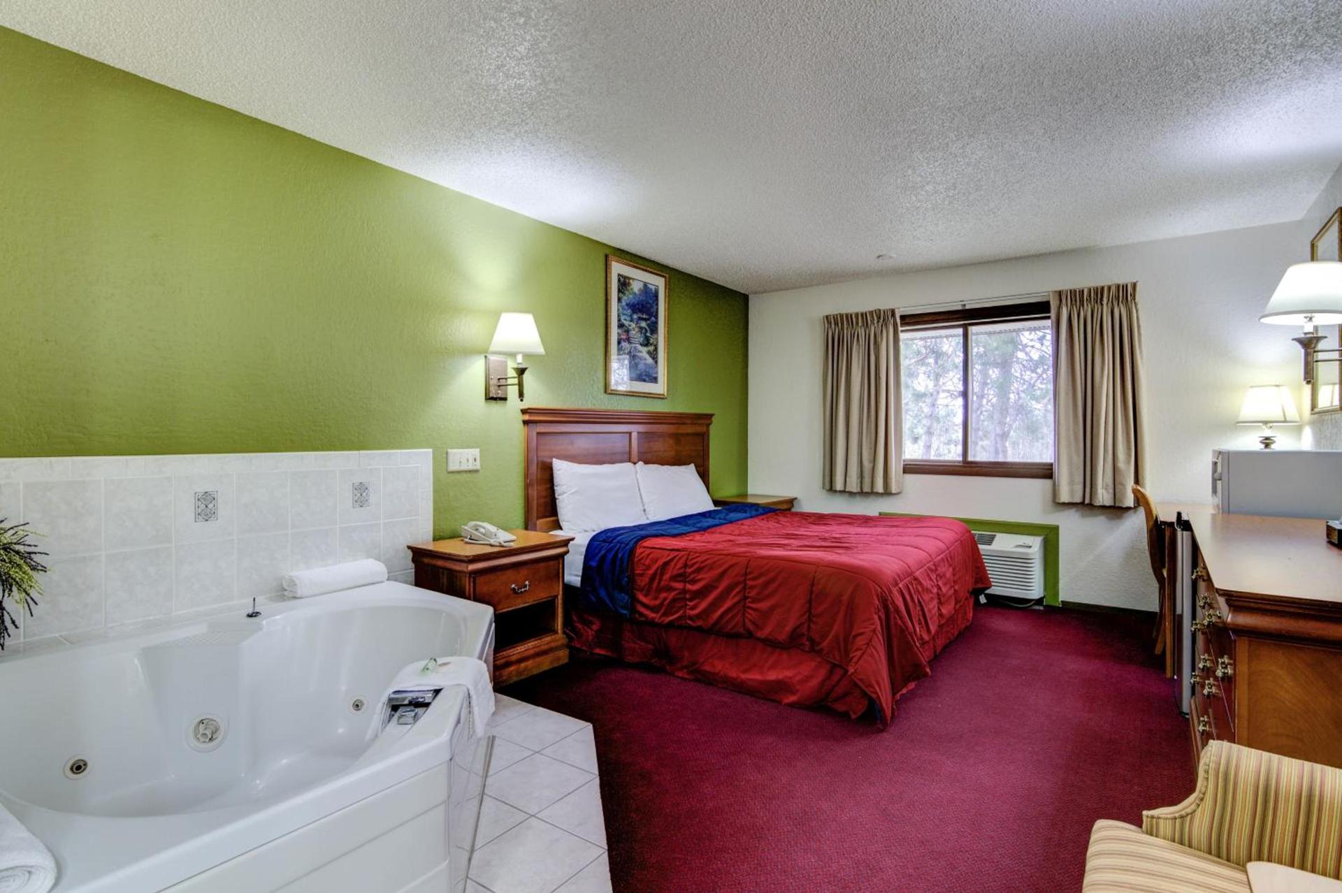 Bloomer Inn & Suites photo 13