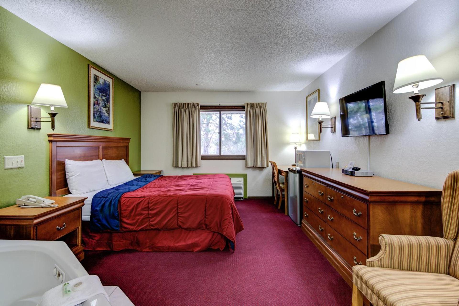 Bloomer Inn & Suites photo 12