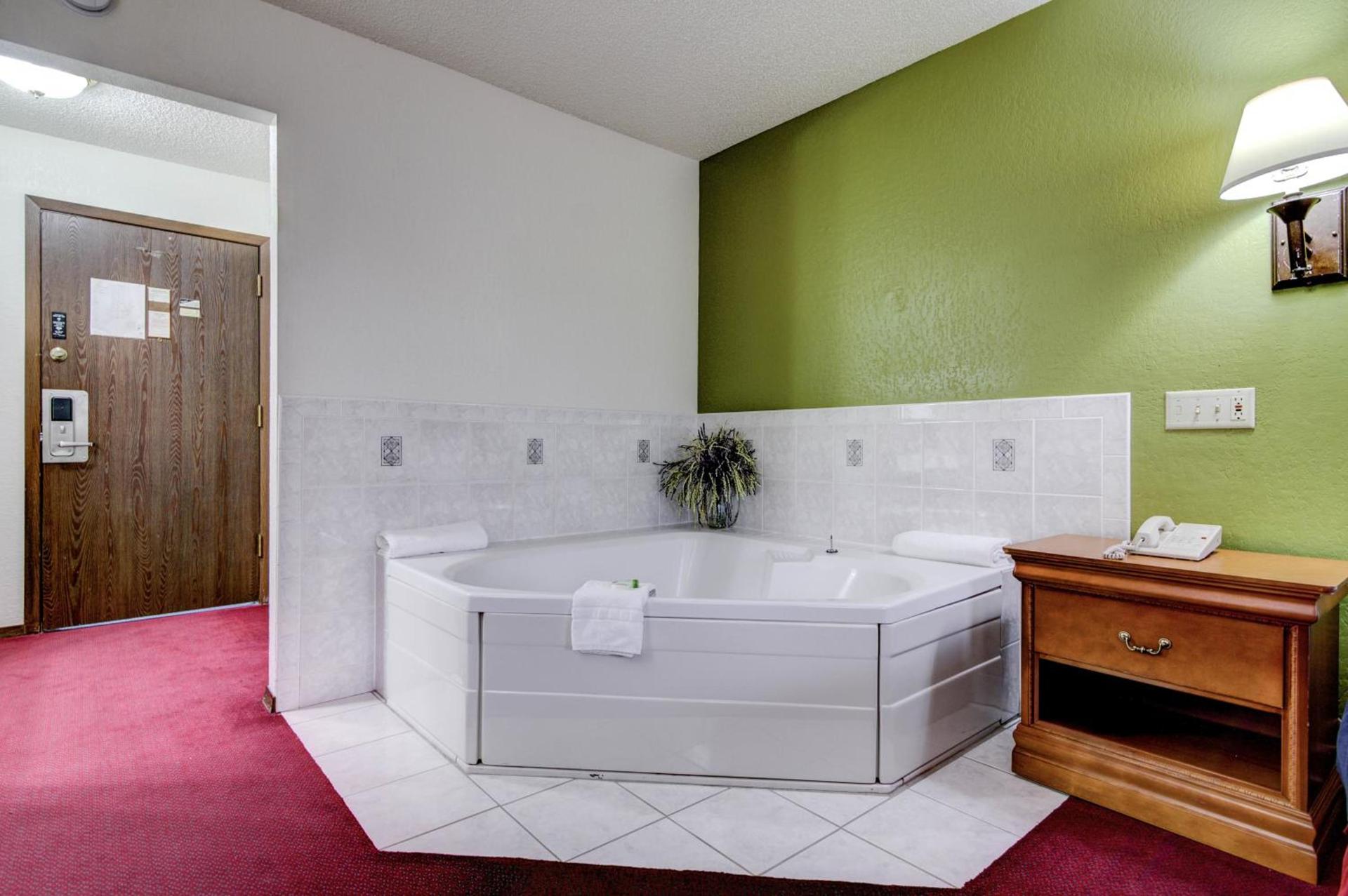 Bloomer Inn & Suites photo 10