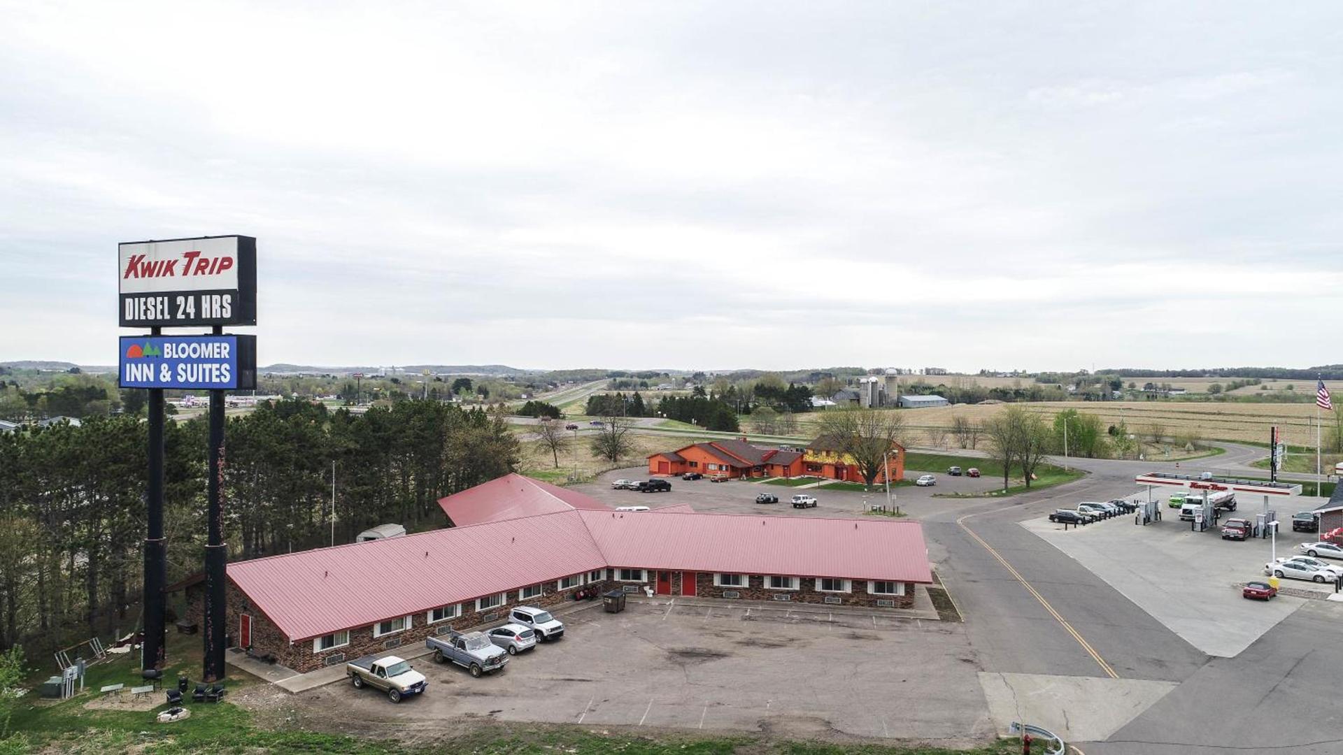 Bloomer Inn & Suites photo 6