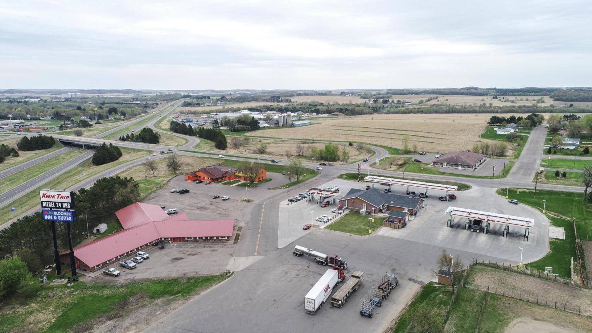 Bloomer Inn & Suites photo 7