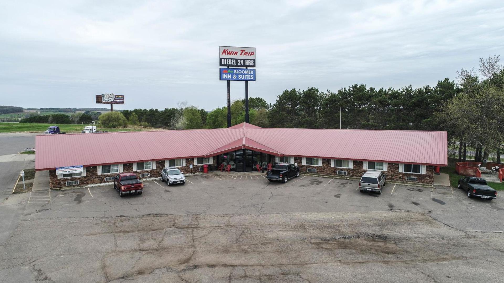 Bloomer Inn & Suites photo 9