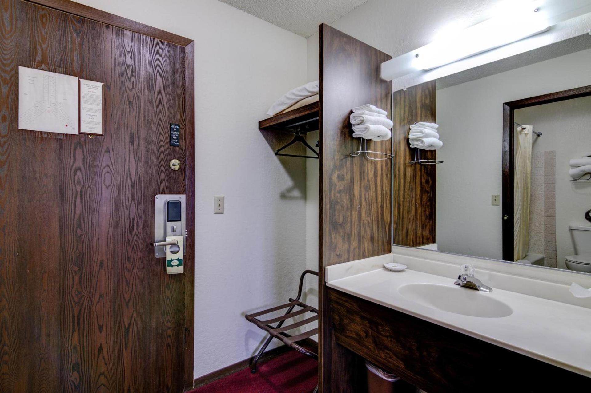 Bloomer Inn & Suites photo 30