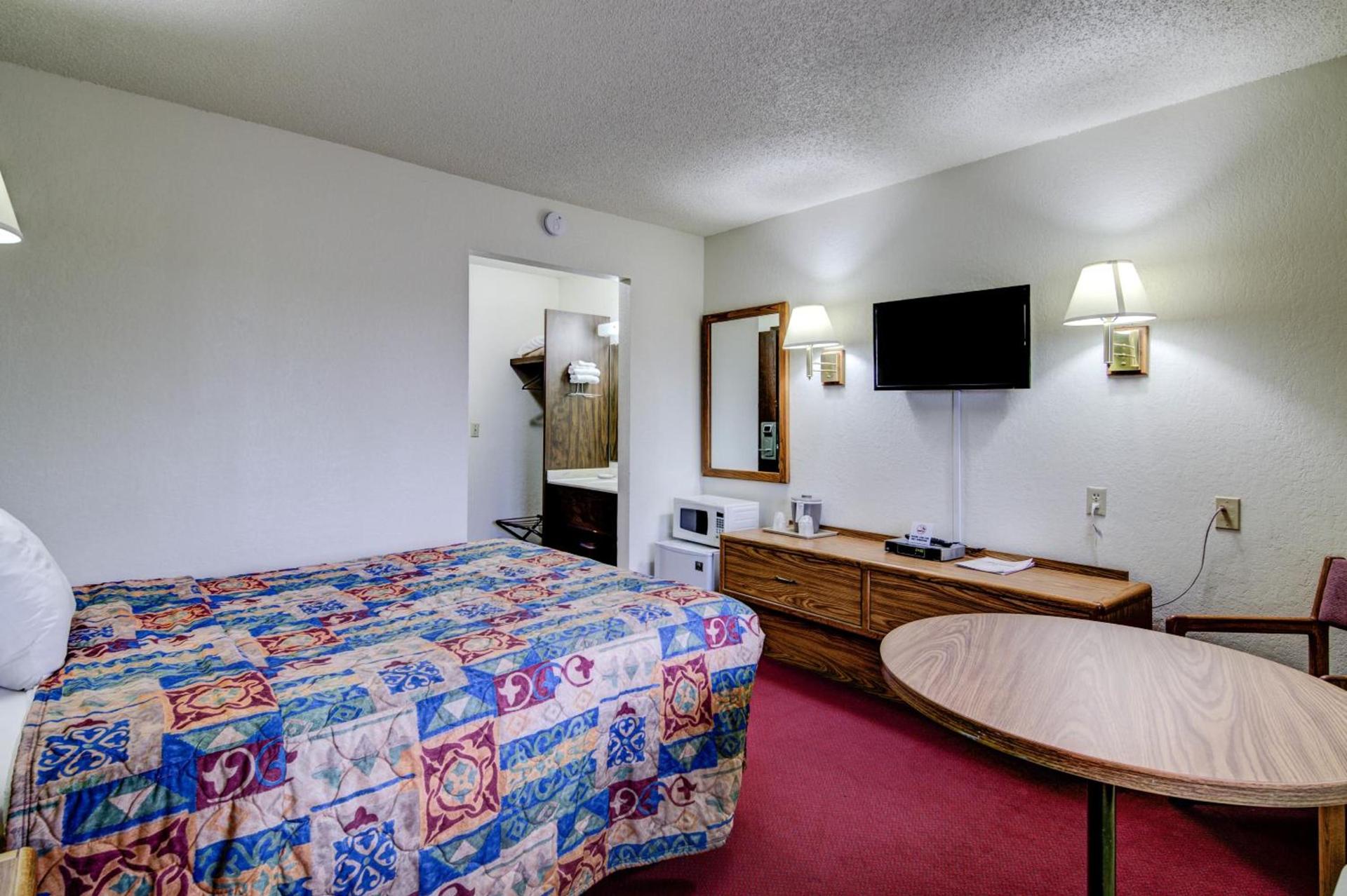 Bloomer Inn & Suites photo 21