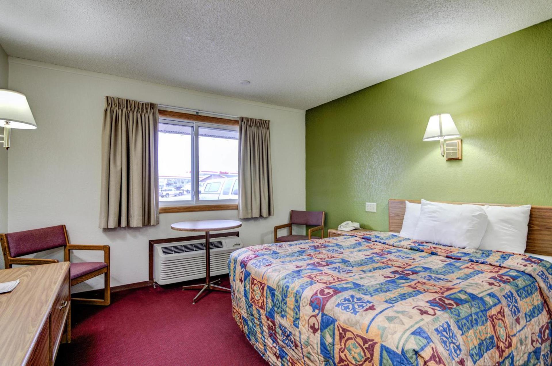 Bloomer Inn & Suites photo 24