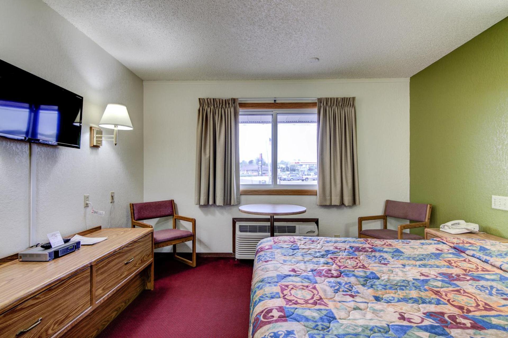 Bloomer Inn & Suites photo 20