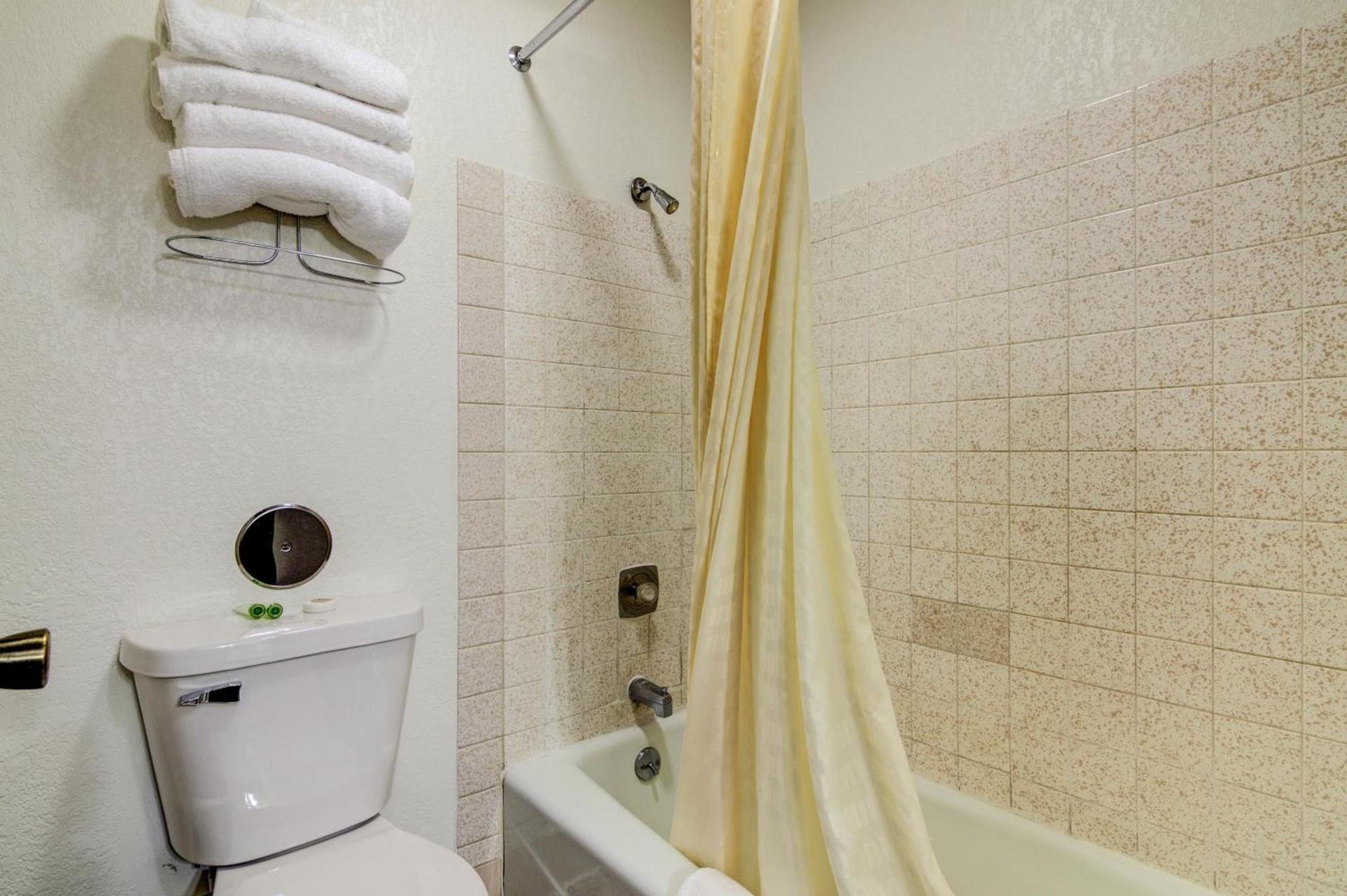 Bloomer Inn & Suites photo 23