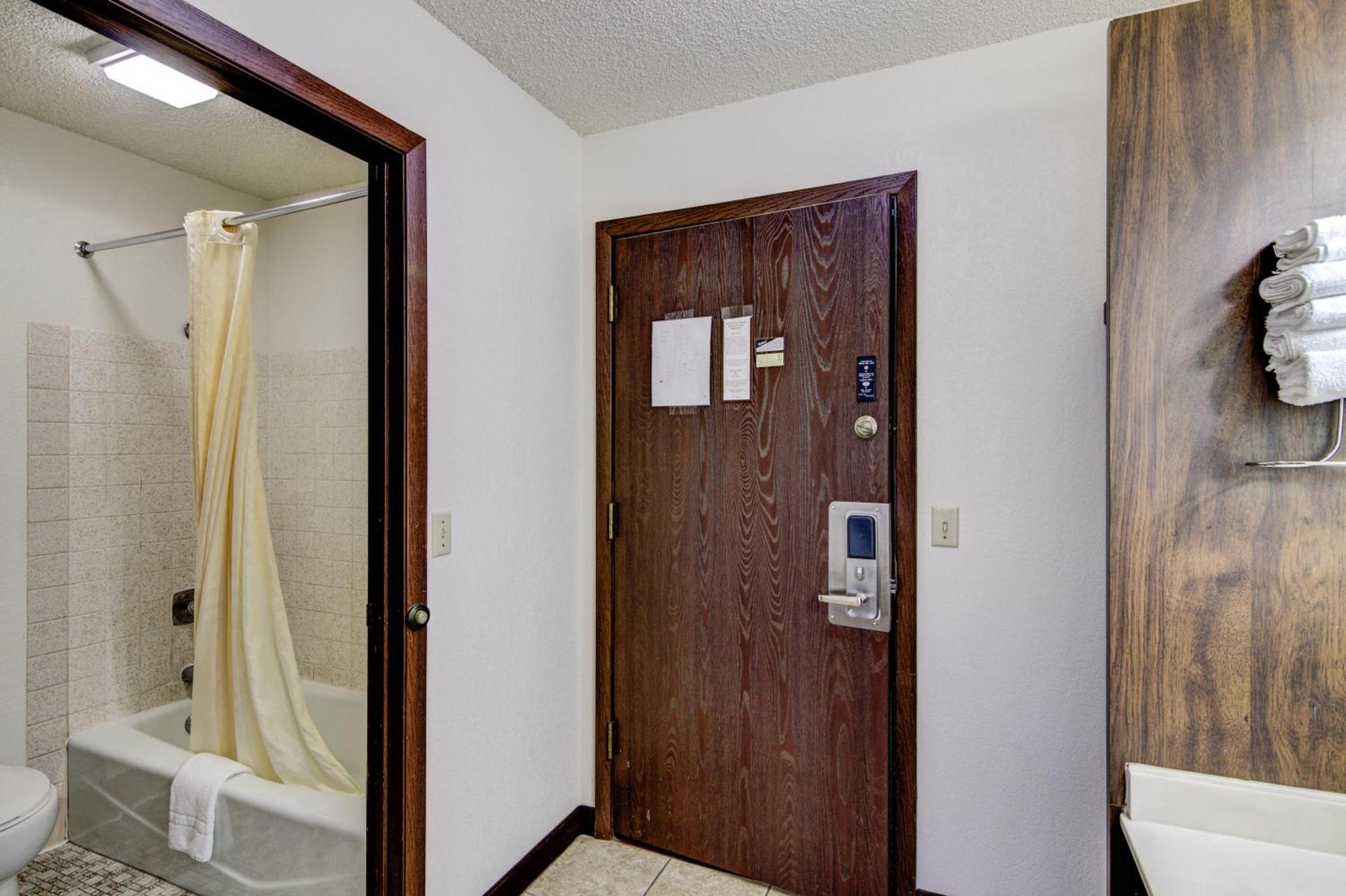 Bloomer Inn & Suites photo 29