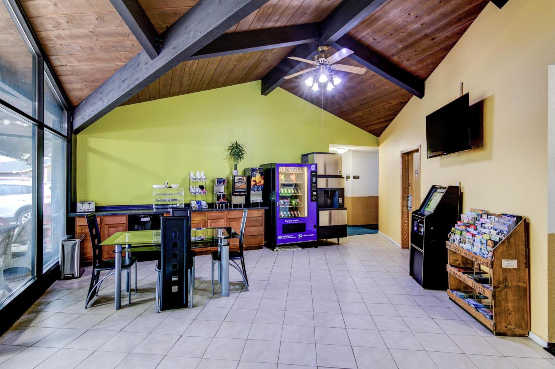 Bloomer Inn & Suites photo 4