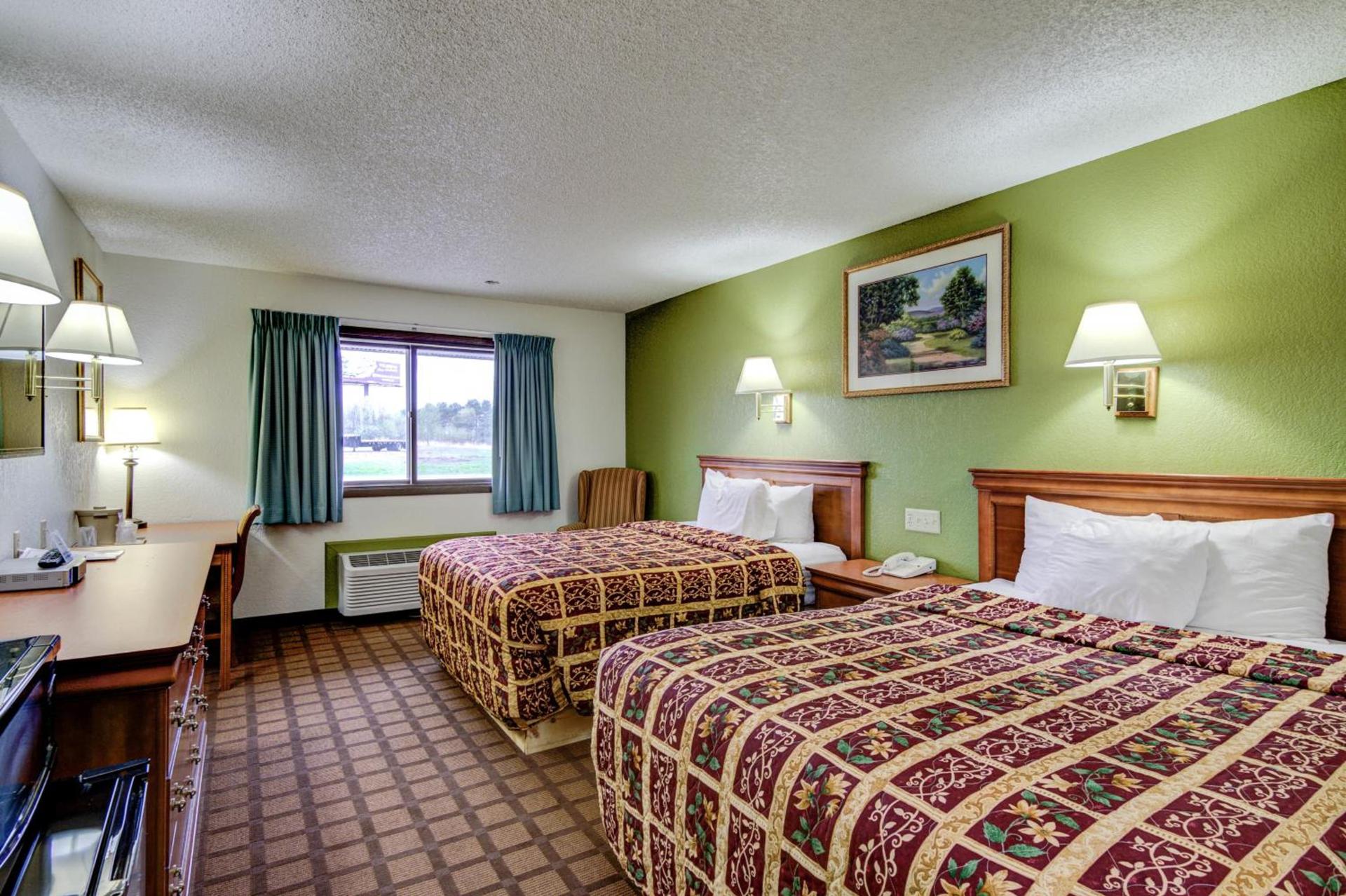 Bloomer Inn & Suites photo 31
