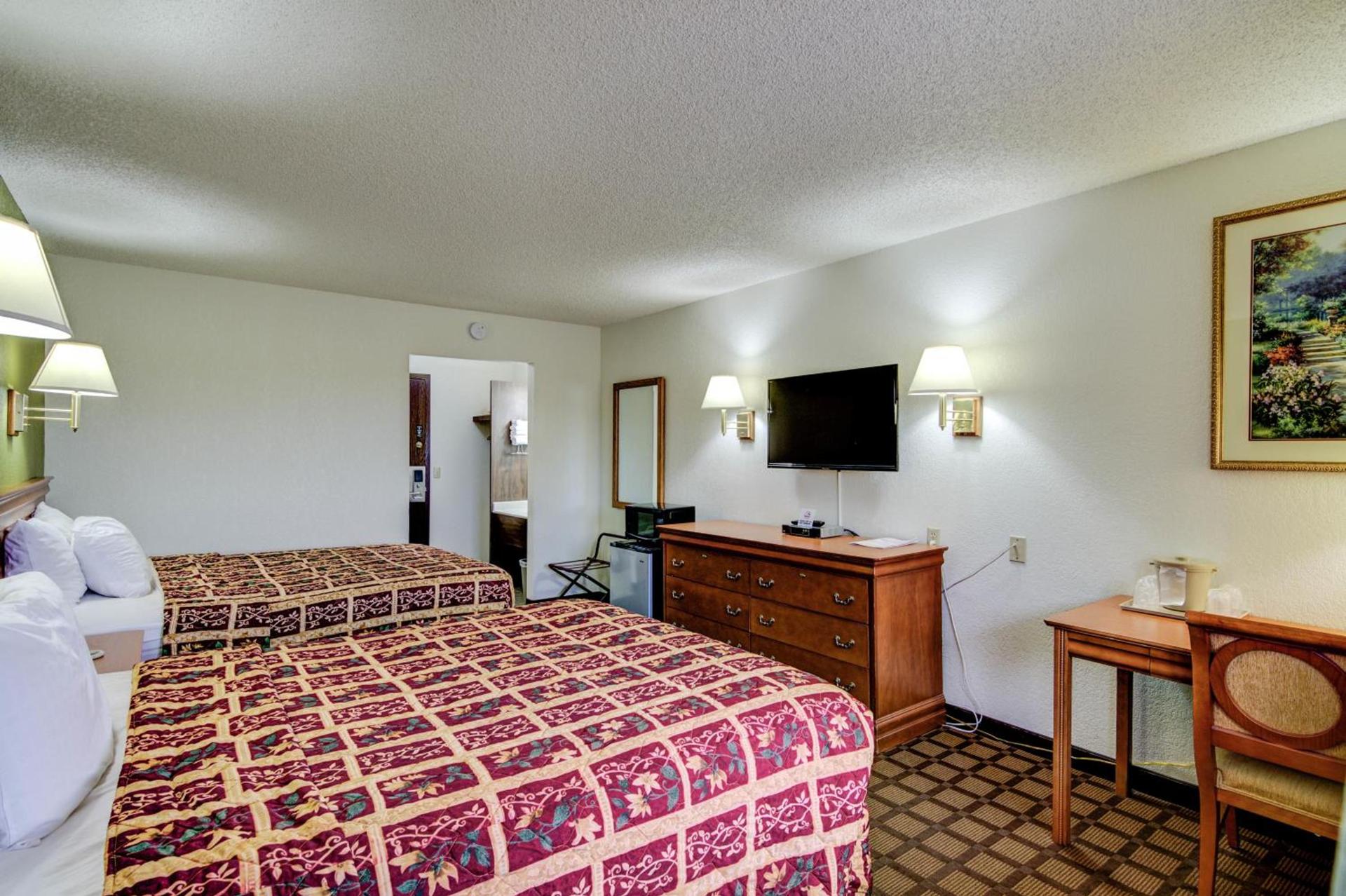 Bloomer Inn & Suites photo 26