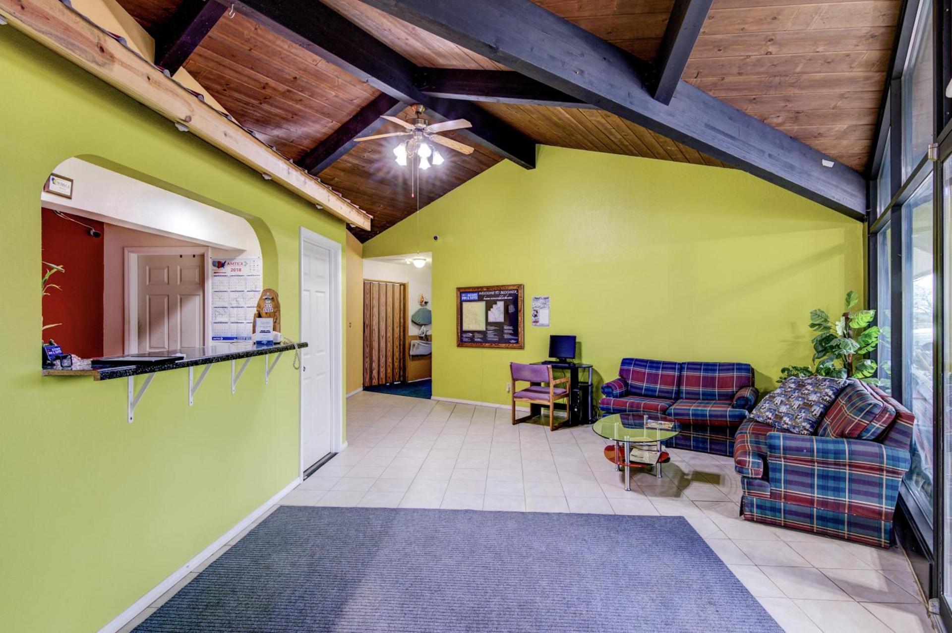 Bloomer Inn & Suites photo 3