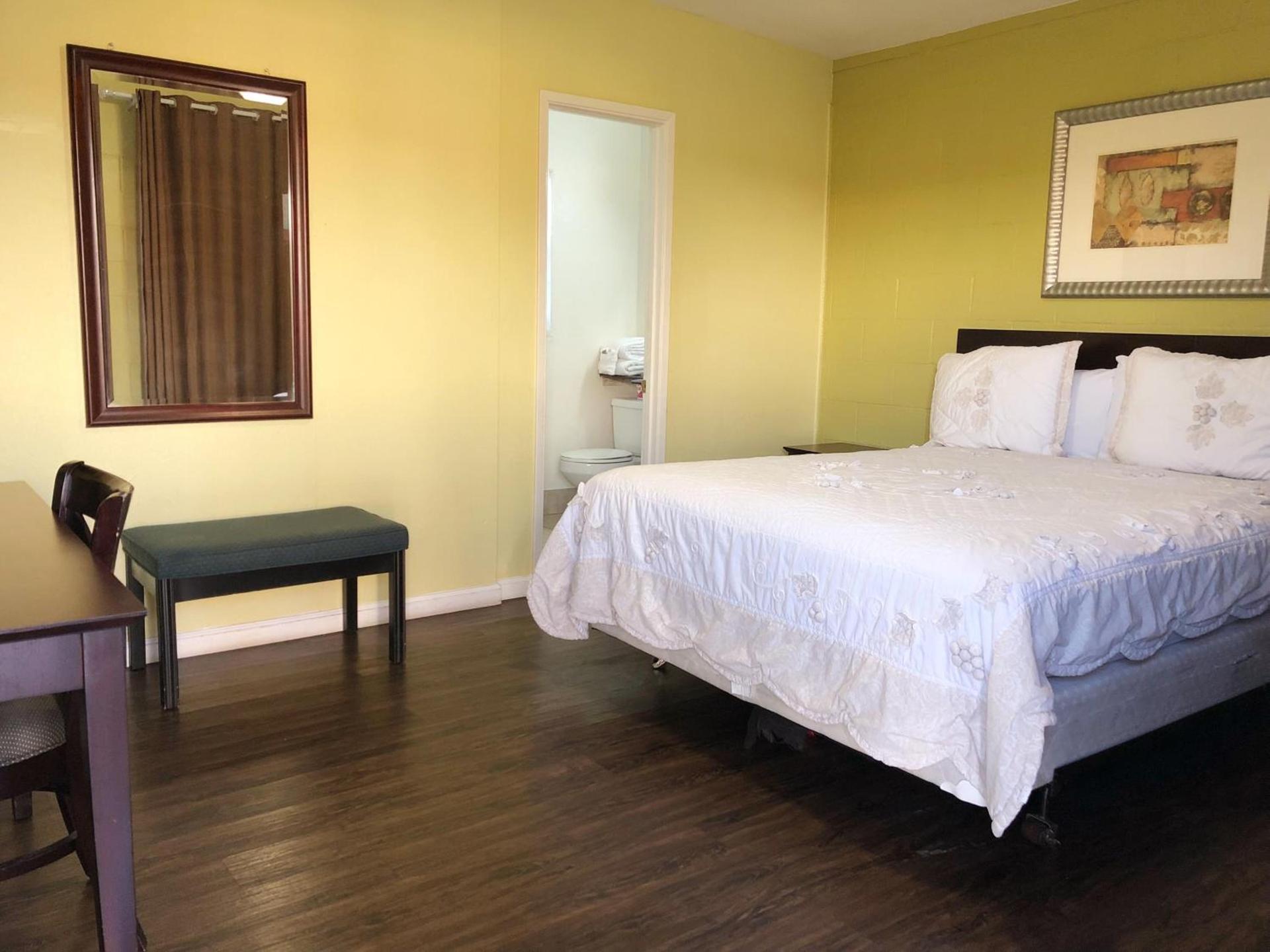 Royal Inn and Suites photo 10