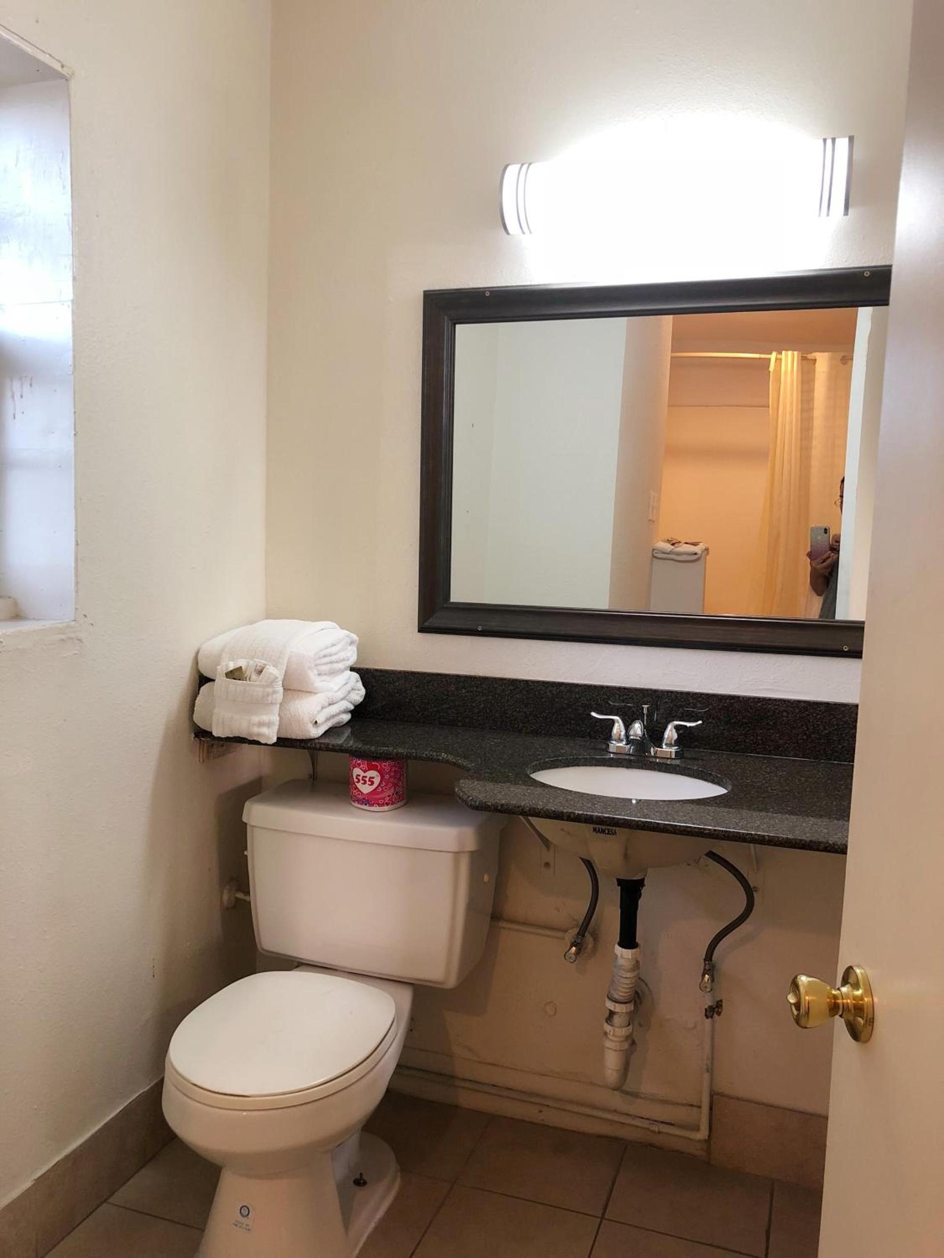 Royal Inn and Suites photo 13