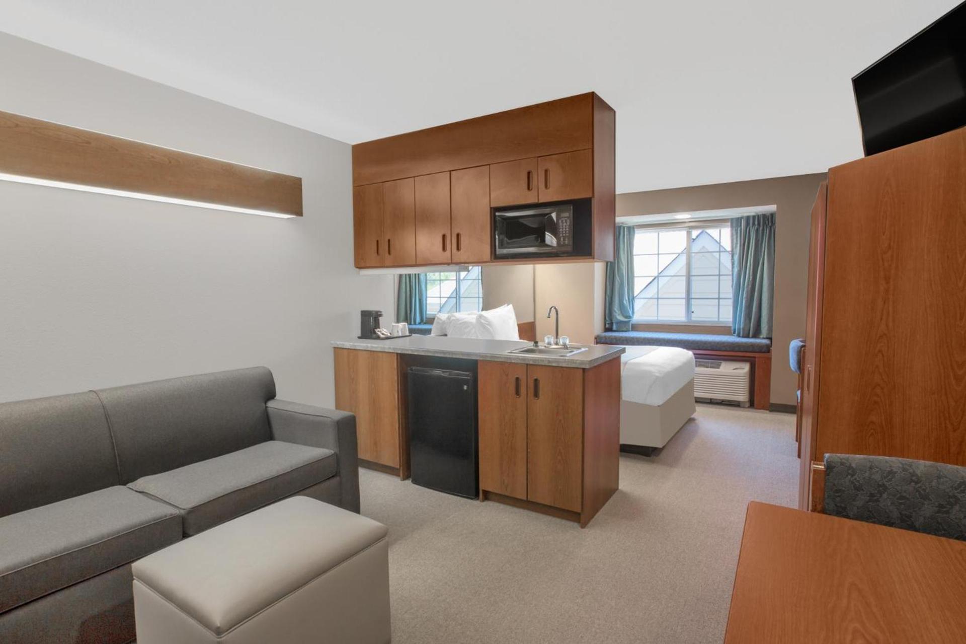 Microtel Inn & Suites by Wyndham Gardendale - Birmingham North photo 21
