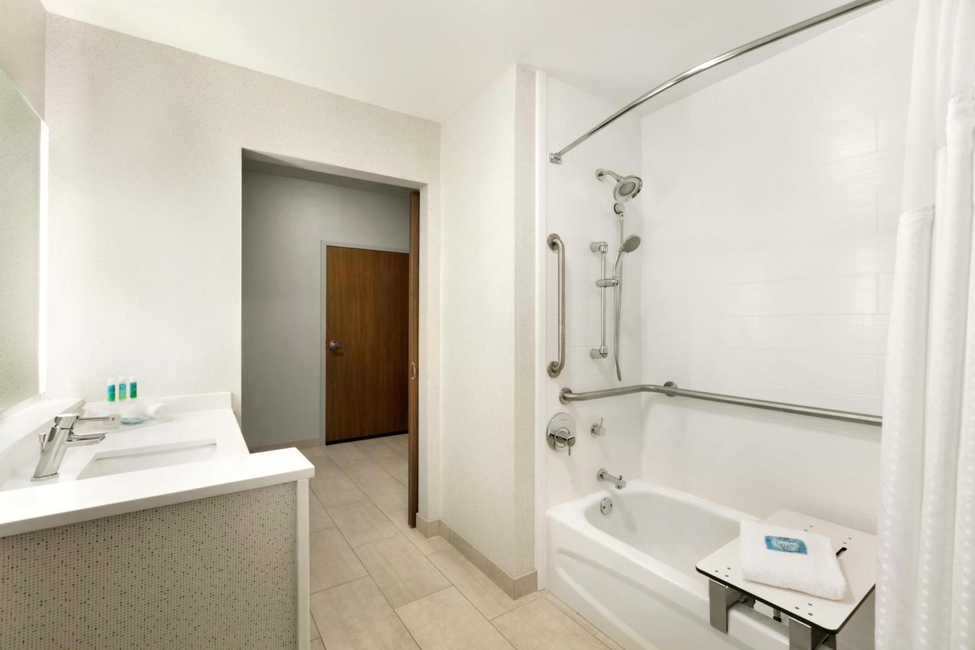 Holiday Inn Express & Suites Salisbury by IHG photo 4