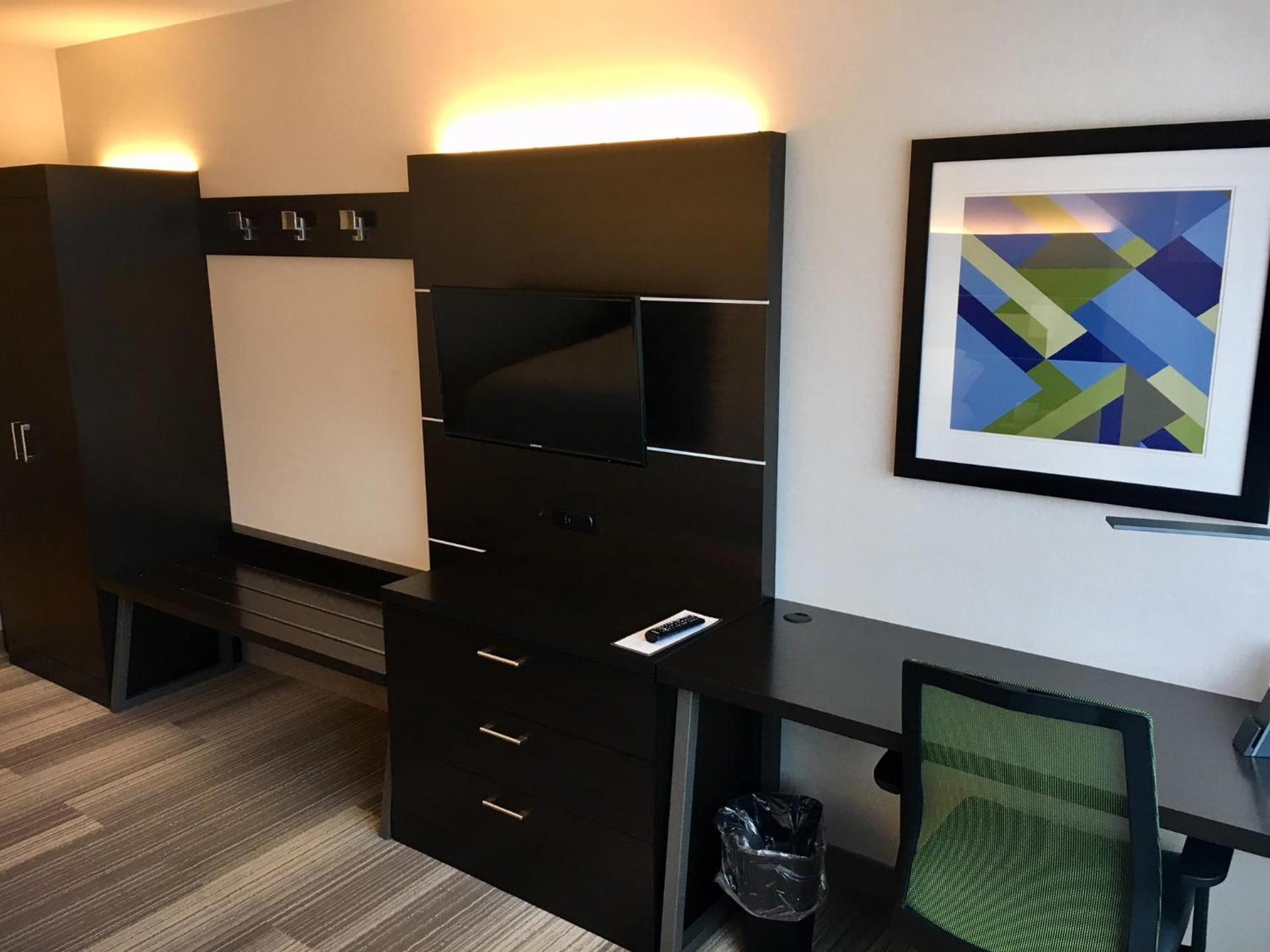 Holiday Inn Express & Suites Johnstown by IHG photo 6