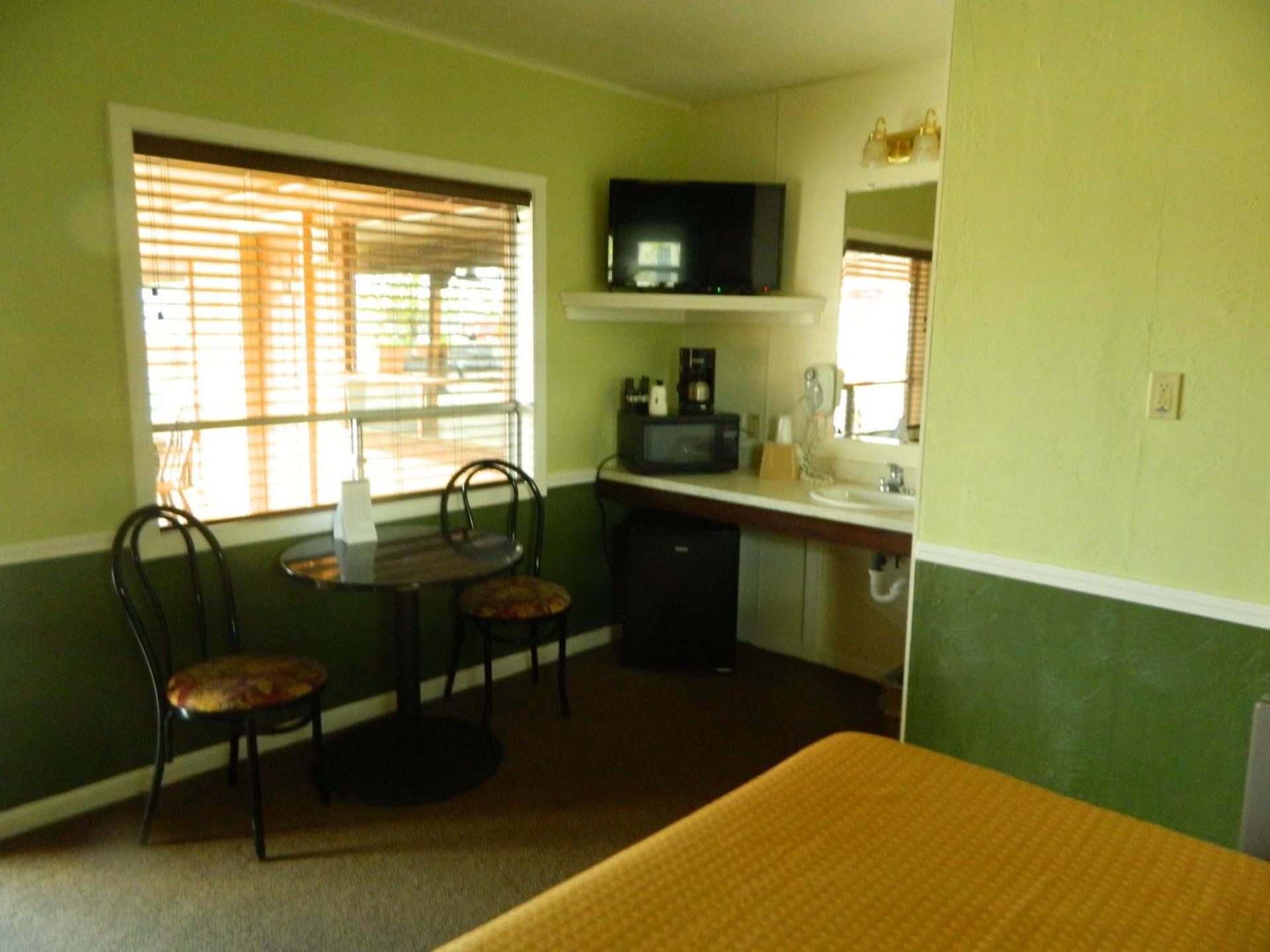 Country Motor Inn photo 42